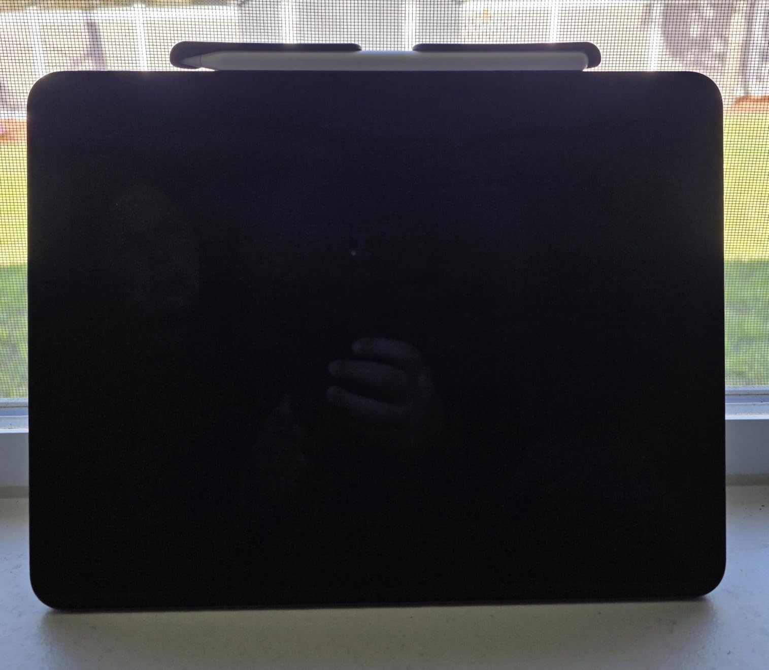 iPad Pro 13-inch (M5): Ultra Retina XDR Display, 256GB, 12MP Front/Back Camera, LiDAR Scanner, Wi-Fi 7 with Apple N1 + 5G Cellular with C1X chip, Face ID - Space Black customer photo 1