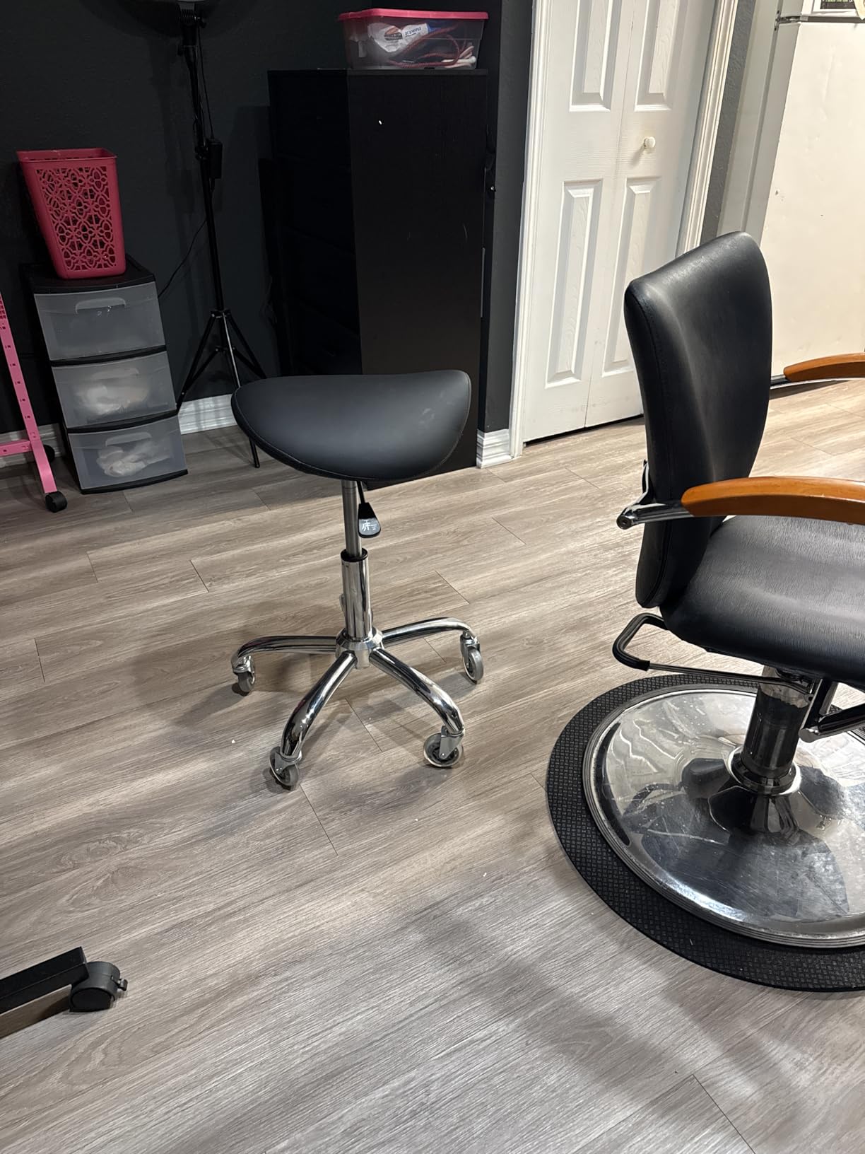 BEWISHOME Ergonomic Rolling Saddle Stool, Height-Adjustable Rolling 360° Swivel Saddle Stool Chair with Thickened Saddle Seat Padding, for Salons, Spas, Office, Black BMD02B customer photo 2