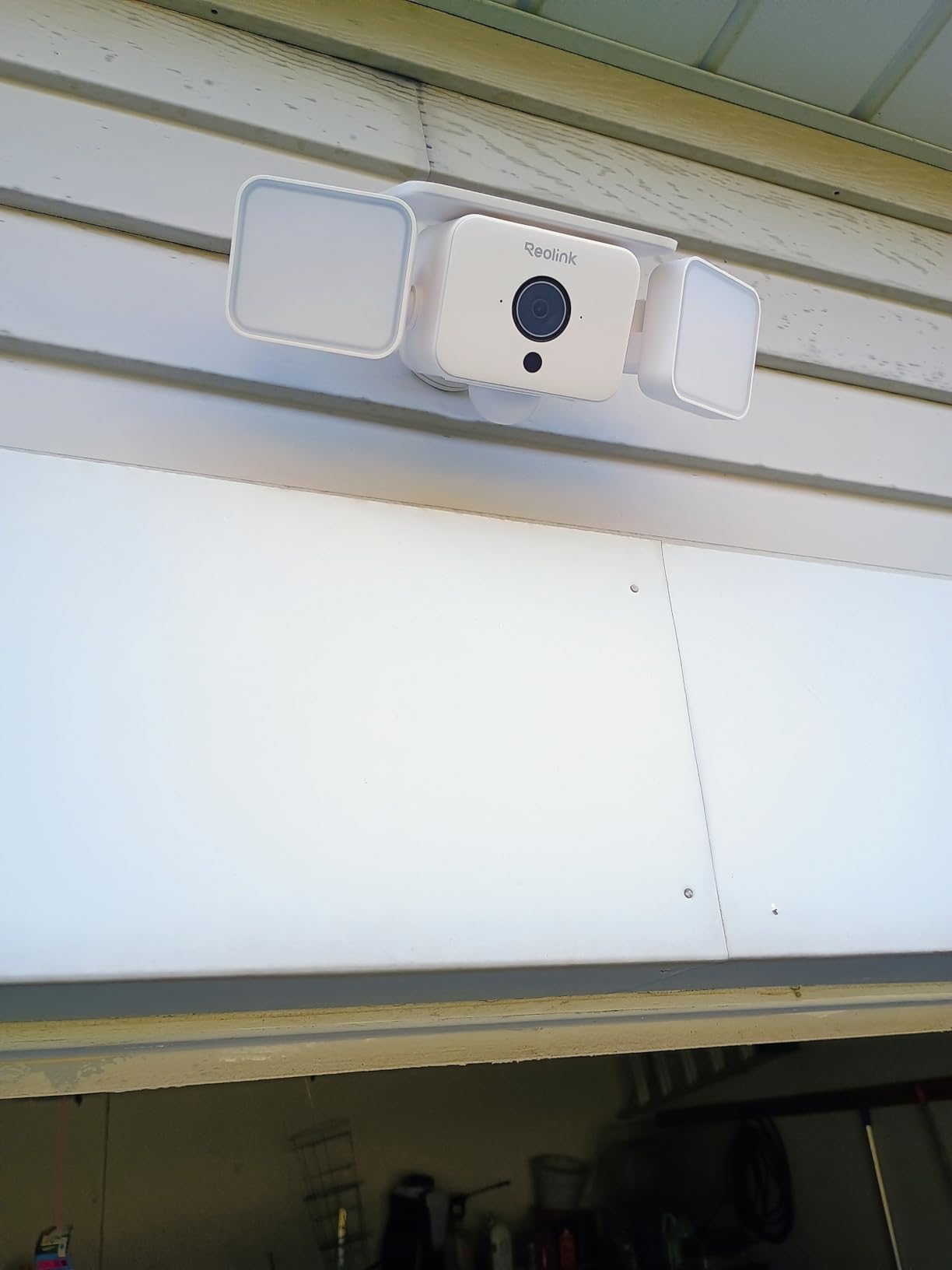 REOLINK Solar Floodlight Cam, 2K 150° Security Cameras Wireless Outdoor, Up to 1000lm Light & Siren Alarm, AI/PIR Motion-Activated Floodlight, Color Night Vision, WiFi 6 2.4/5GHz, IP66 customer photo 1