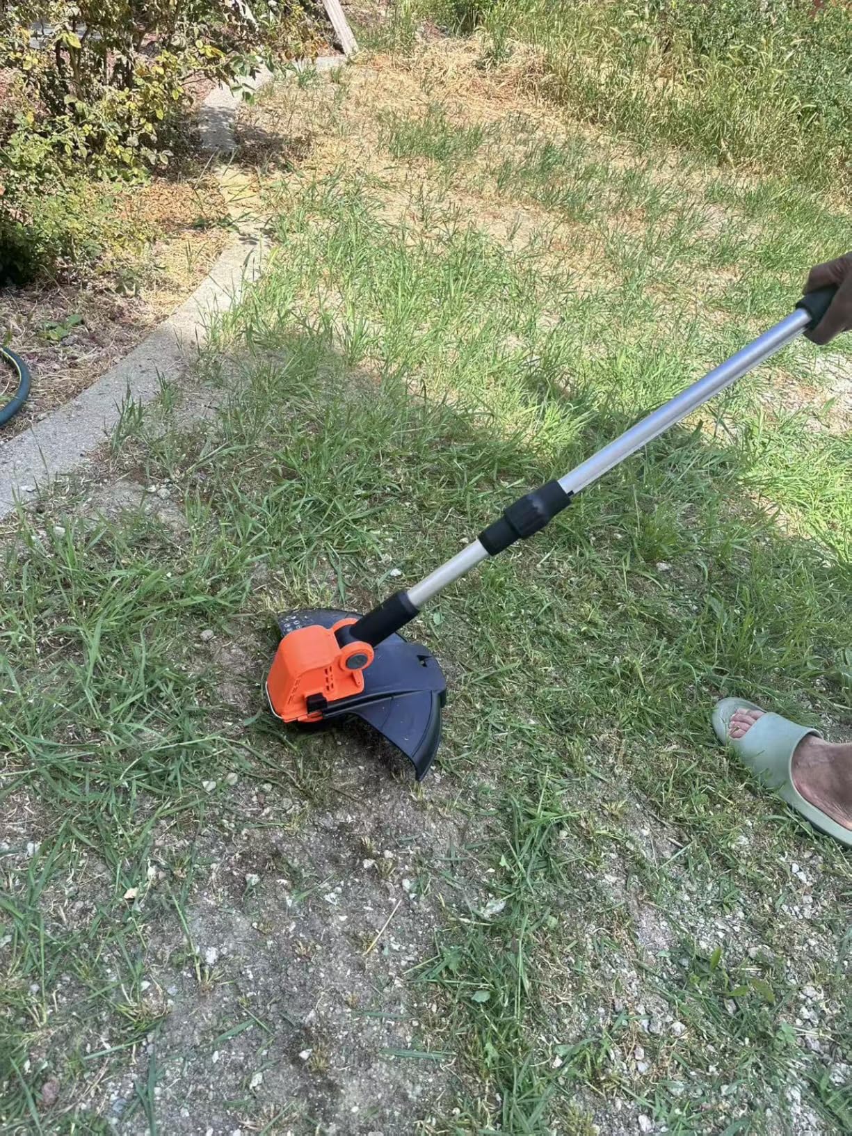 VARSK 12 Inch 20V Cordless Weed Wacker with Automatic Line Feed, 2 in 1 String Trimmer and Edger, Includes 2 X 2.0Ah Batteries/1 X Charger/6 X Replacement Spools, Weed Eater for Lawn, Garden customer photo 2