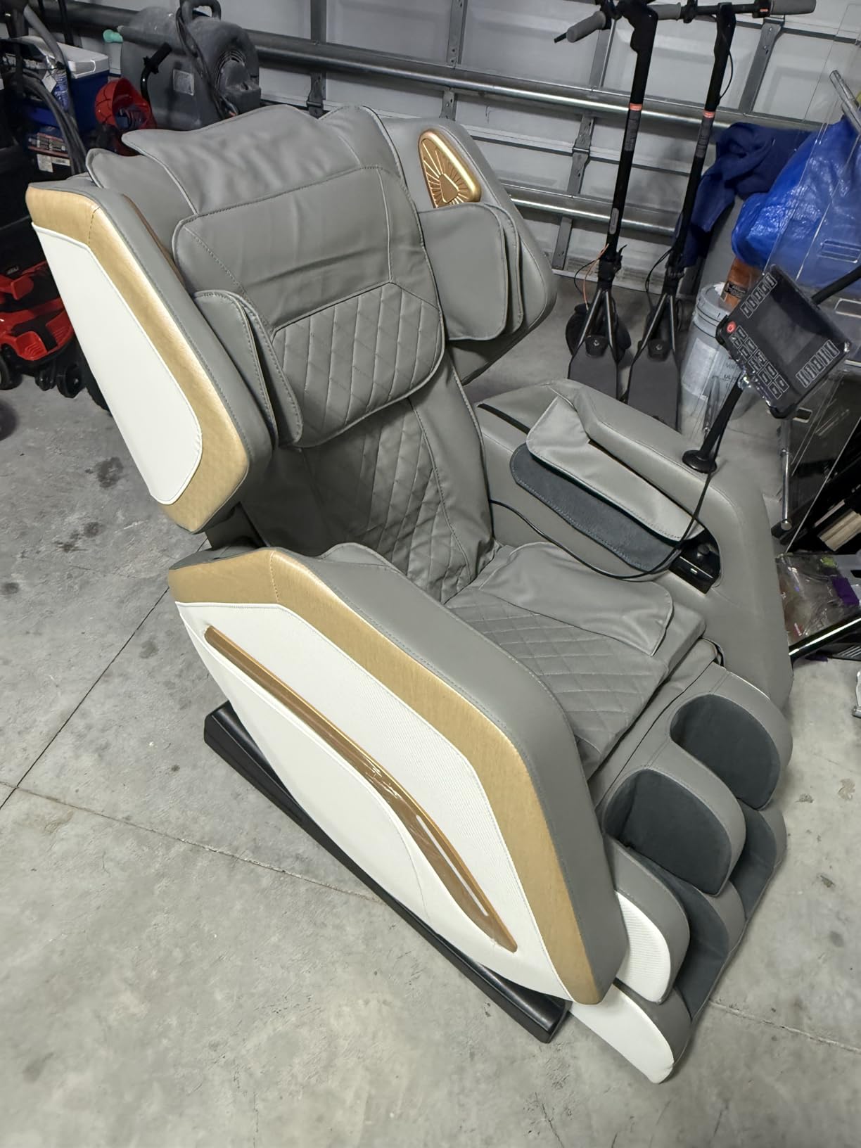 Massage Chair Full Body, Zero Gravity Massage Chair 2026 for Back Fatigue with 10 Fixed Rollers, Heating, Airbags, Phone Controller, Bluetooth Speaker, Nightlights for Living Room, Bedroom customer photo 1