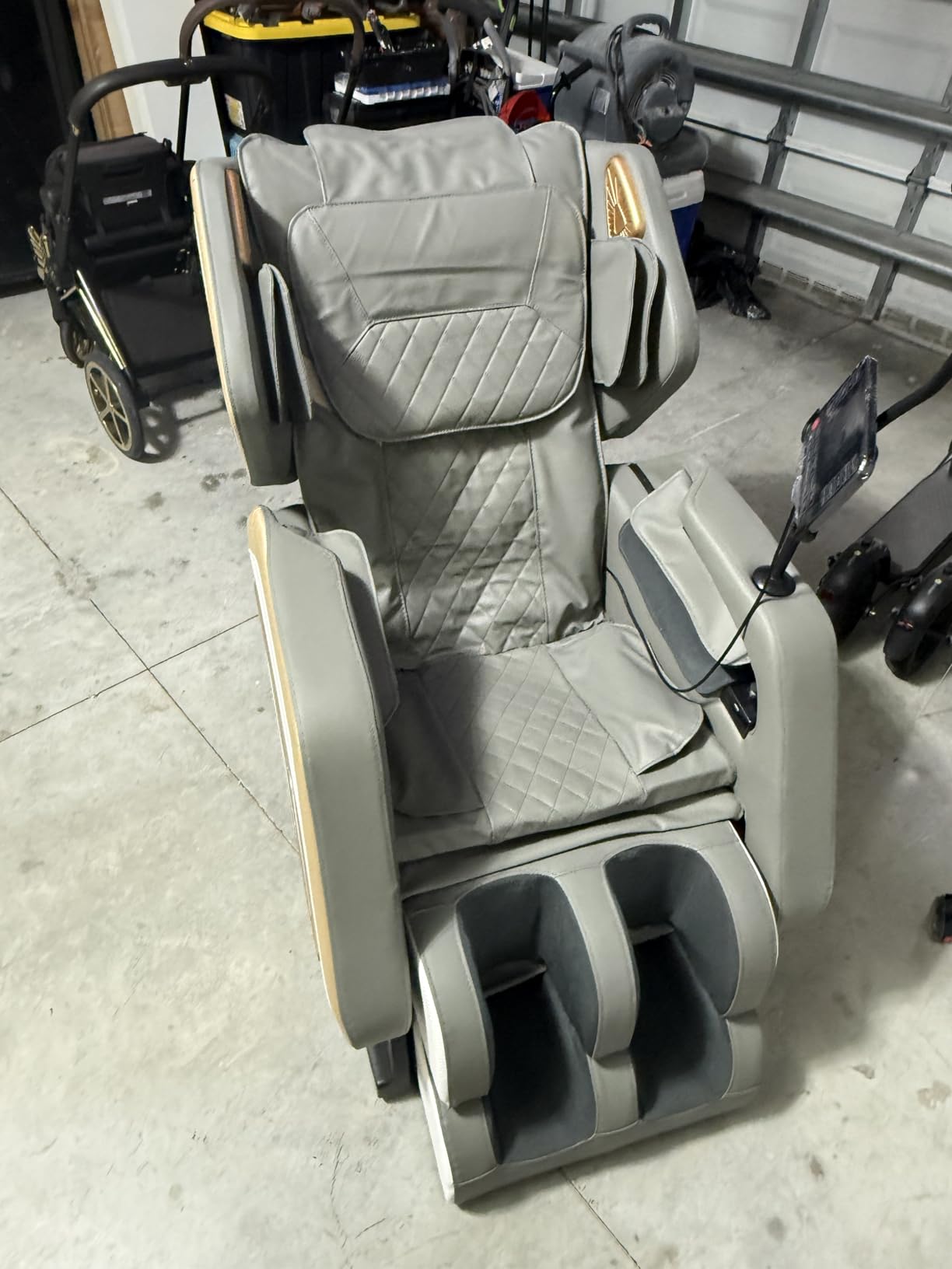 Massage Chair Full Body, Zero Gravity Massage Chair 2026 for Back Fatigue with 10 Fixed Rollers, Heating, Airbags, Phone Controller, Bluetooth Speaker, Nightlights for Living Room, Bedroom customer photo 2