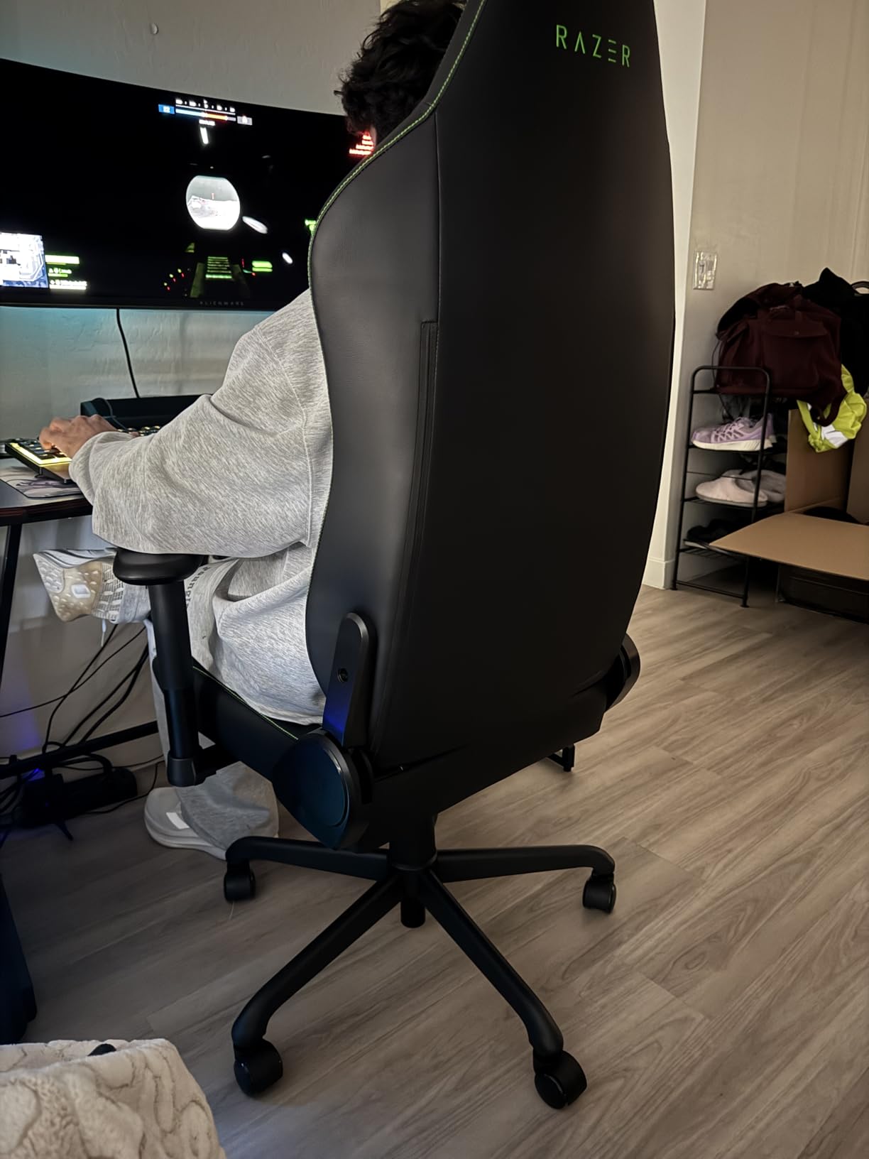 Razer Iskur V2 X NewGen Ergonomic Gaming Chair: Gen-2 EPU Leather with Cooltouch - Lumbar Support - Ultra-Wide Base - Foam Cushions - Adjustable 152 Degree Recline - 2D Armrests - Black/Green customer photo 2