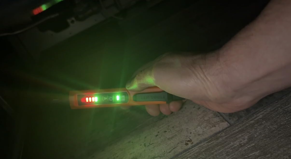 Klein Tools ET190 Gas Leak Detector, Wide Detection Range, Audible and LED Alerts, Slim and Lightweight customer photo 1