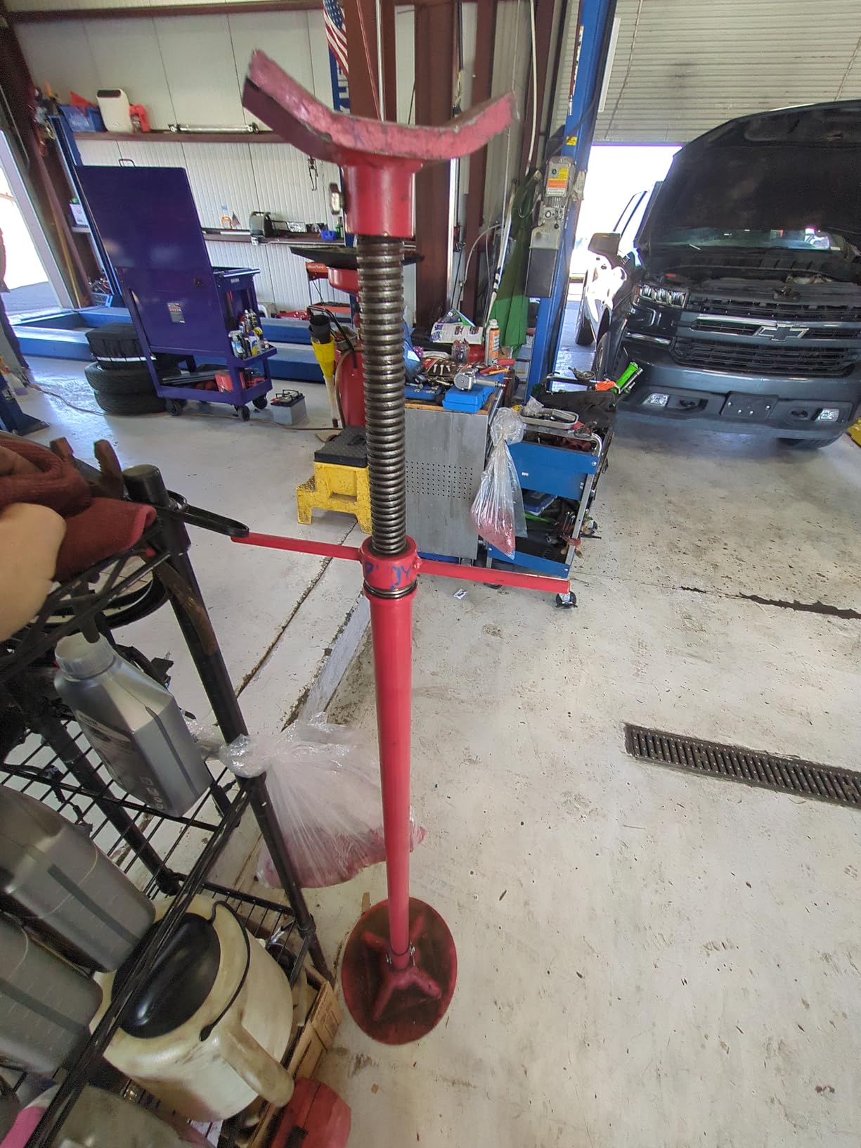 Sunex 6809A, Underhoist Support Stand, 3/4 Ton Capacity, 12 Inch Diameter Base, Contoured Saddle, Bearing Mounted Spin Handle, Self-Locking ACME Threaded Screw, Supports Vehicle Components customer photo 1
