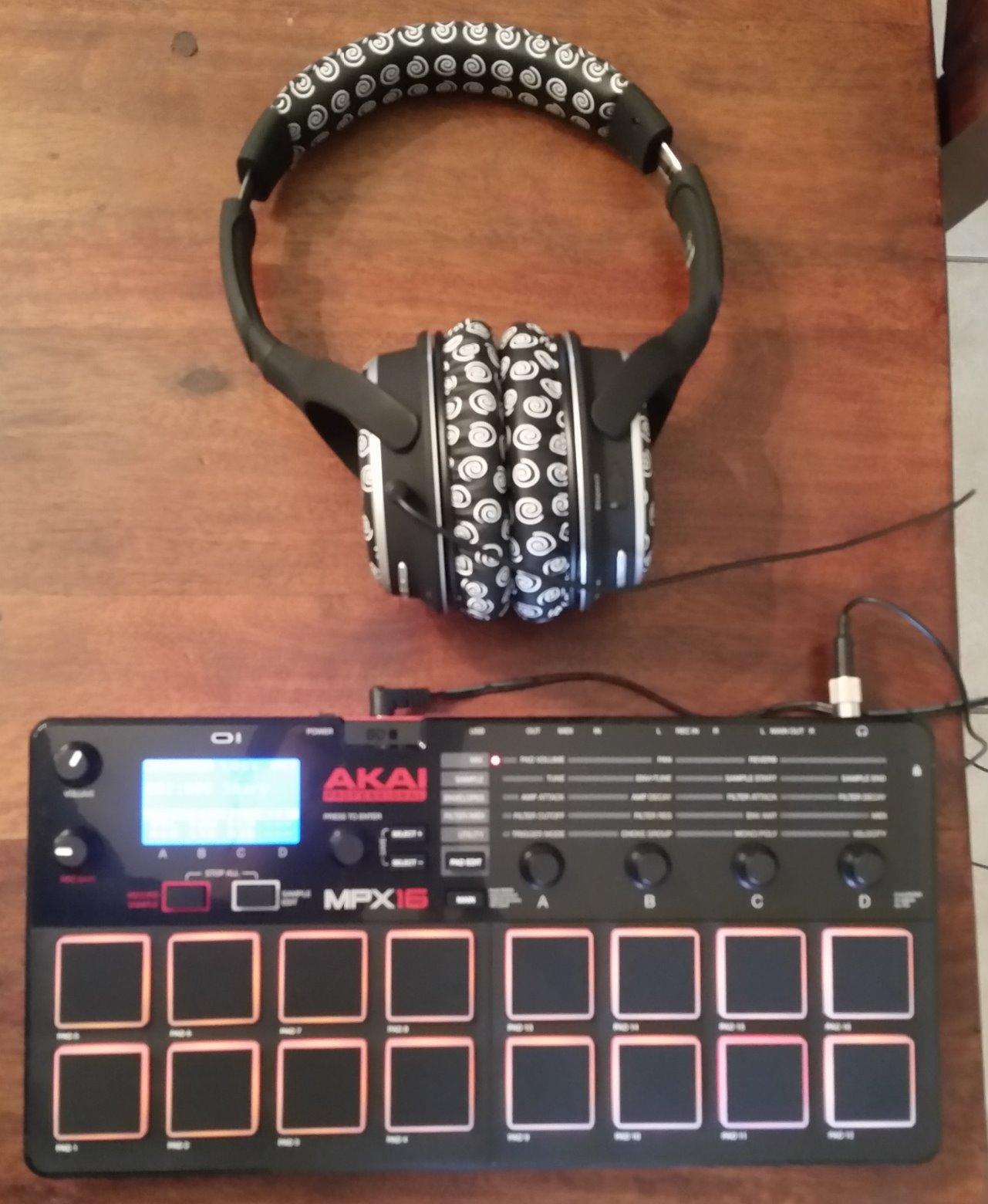 Akai Professional MPX8 - Portable Sample Pad Controller With 8 Performance-Ready Velocity-Sensitive Pads, MIDI Connectivity and On-Board SD Card Slot customer photo 2