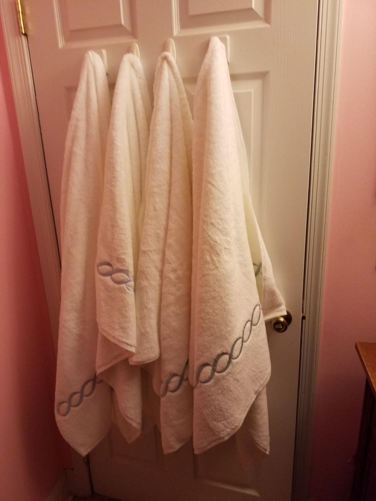 Superior 1000 Gram Egyptian Cotton Oversize 63 x 31 Bath Towel, 1 Piece, Logo White customer photo 2