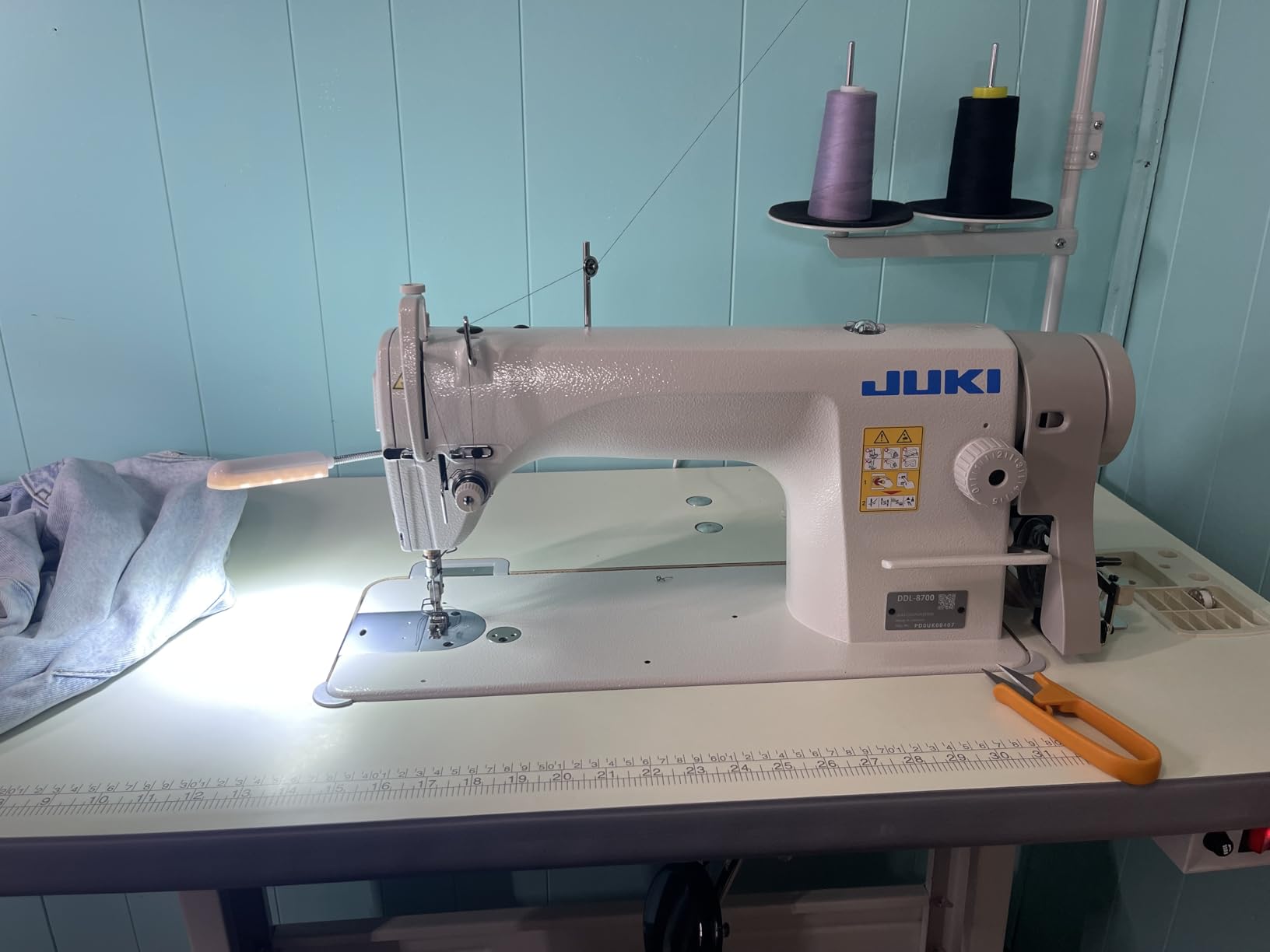 DDL8700 LockStitch Industrial Sewing Machine, Table, Servo Motor, Lamp customer photo 1