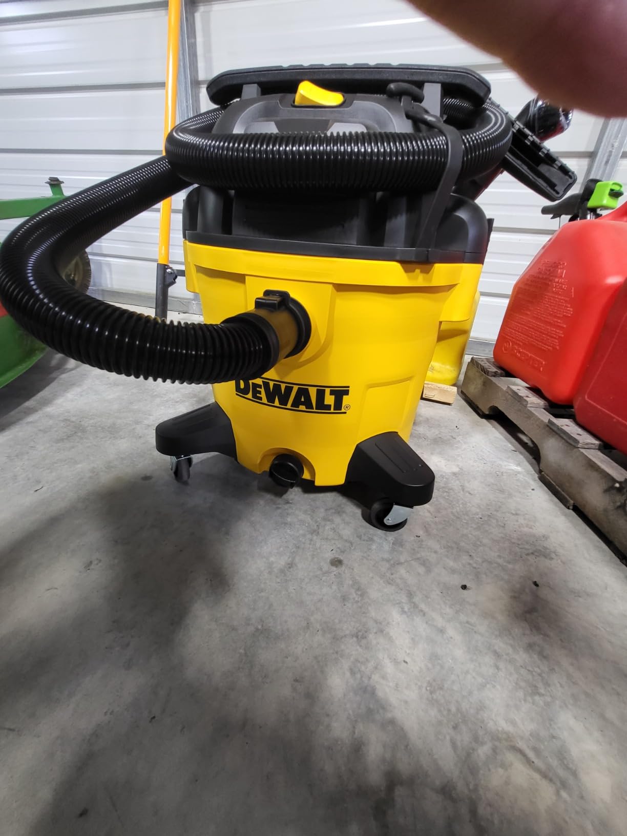 DEWALT 10 Gallon Poly Wet Dry Vacuum, 5.5 HP Shop Vacuum 120V 90 CFM for Jobsite, Work Shop, Commercial Area, Garage/Warehouse etc, 10 Ft Cord Model DXV10P customer photo 1