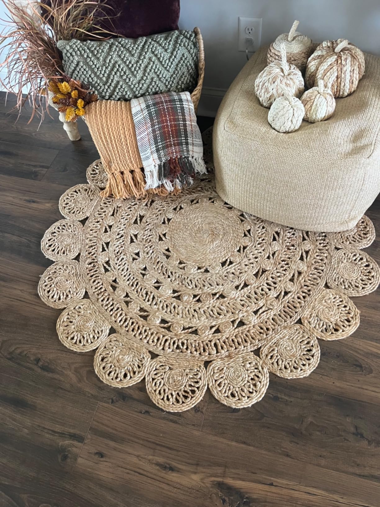 SAFAVIEH Natural Fiber Collection Area Rug - 6' Round, Natural, Handmade Boho Charm Braided Jute, Ideal for High Traffic Areas in Living Room, Bedroom (NF805B) customer photo 1