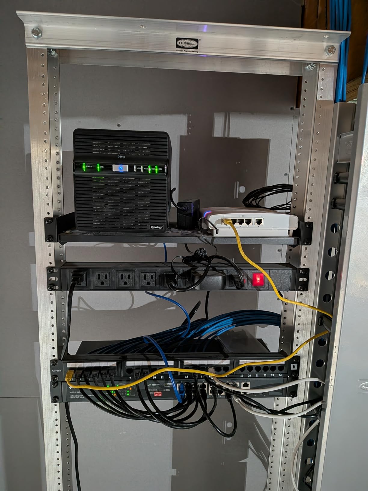 AMPCOM Premium Series CAT6 24 Ports Patch Panel, Rack Mount - 1U, 19 inch, RJ45 Ethernet 568A 568B, 15u Gold Plated, with Rear Cable Support Bar customer photo 1