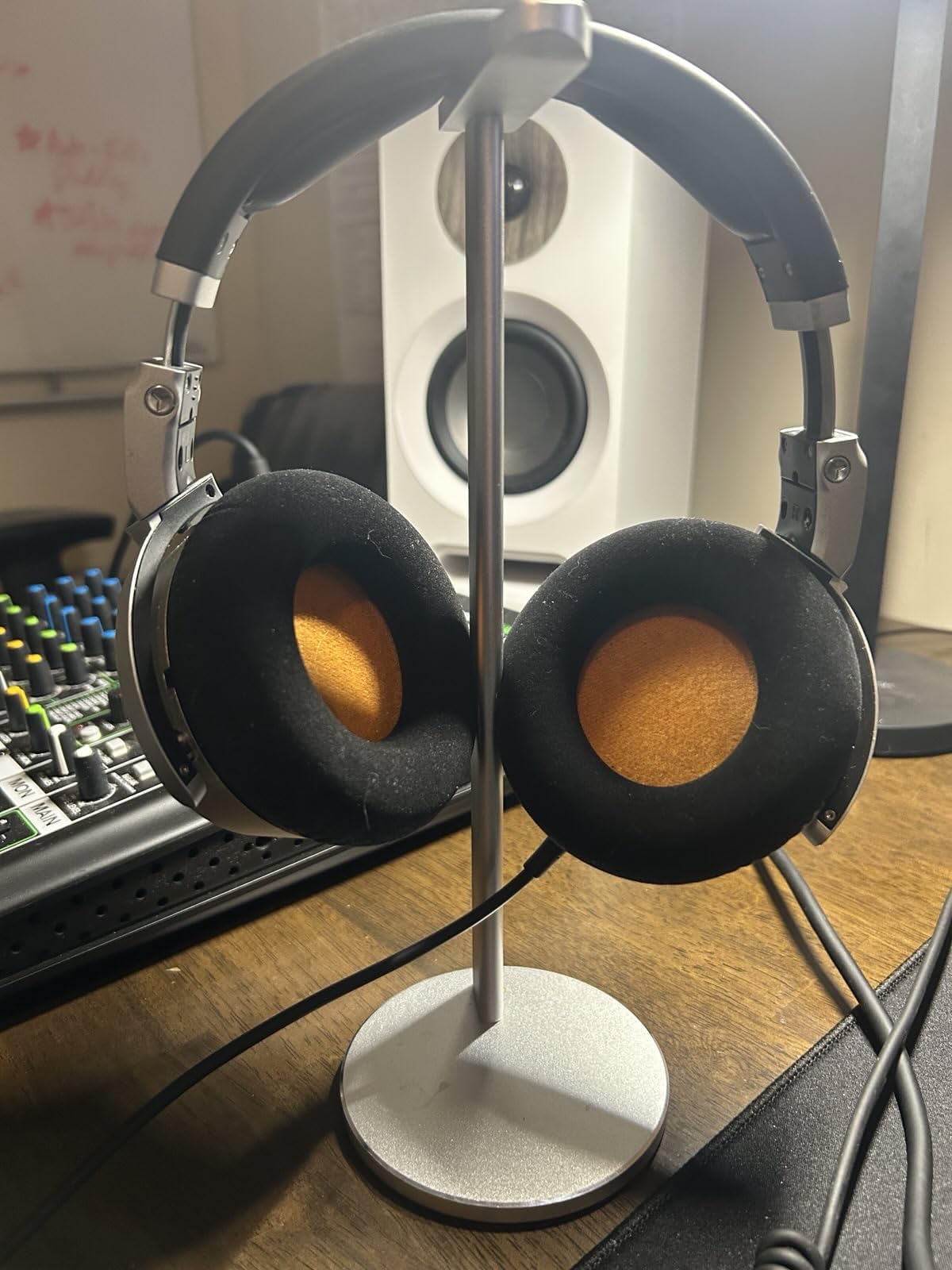 Neumann NDH20 Closed-Back Studio Headphone customer photo 2