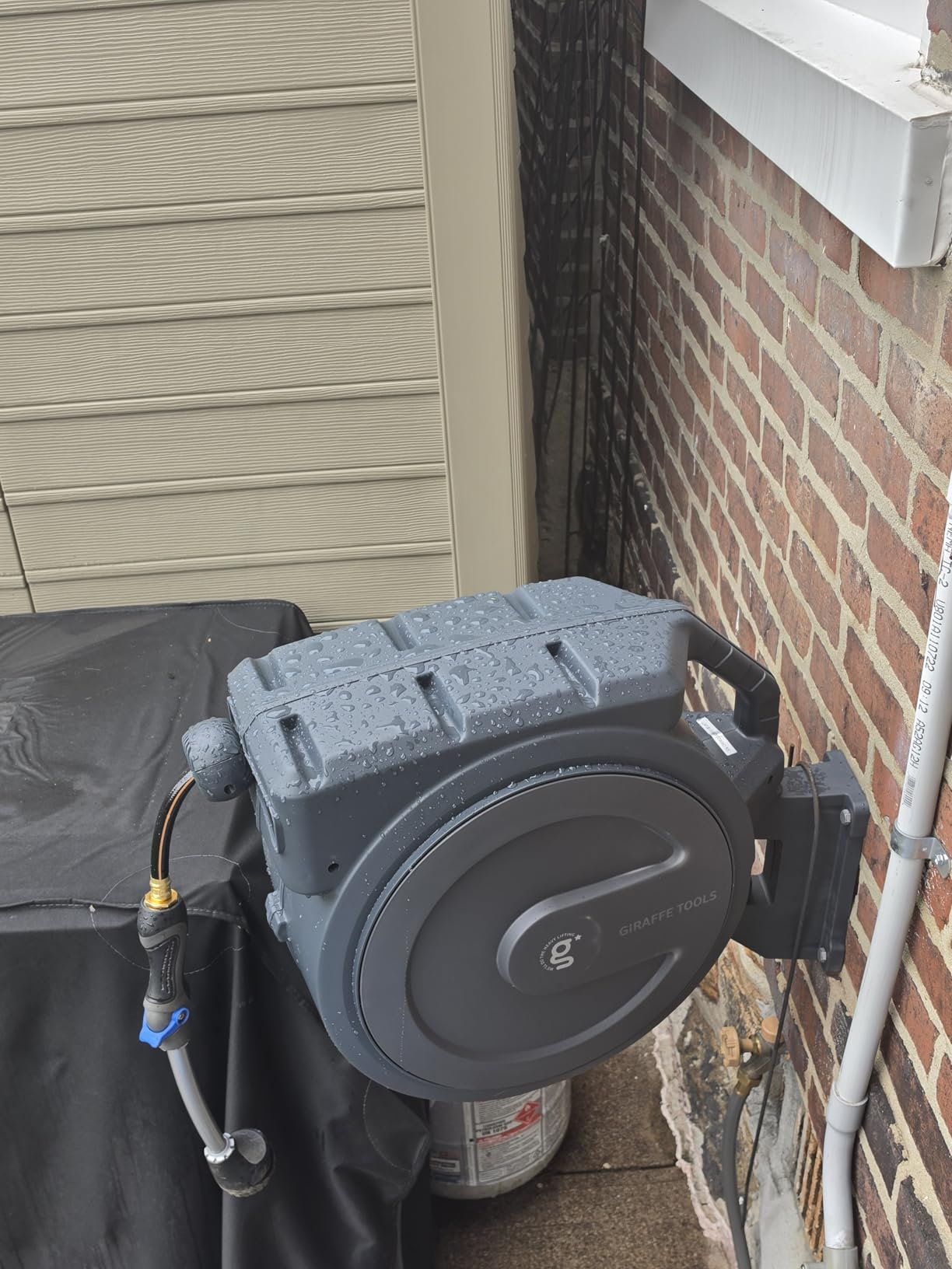 Giraffe Tools Retractable Garden Hose Reel 1/2 Inch x 130 ft, Super Heavy Duty, Any Length Lock, Slow Return System, Wall Mounted and 180 Deg Swivel Bracket customer photo 2