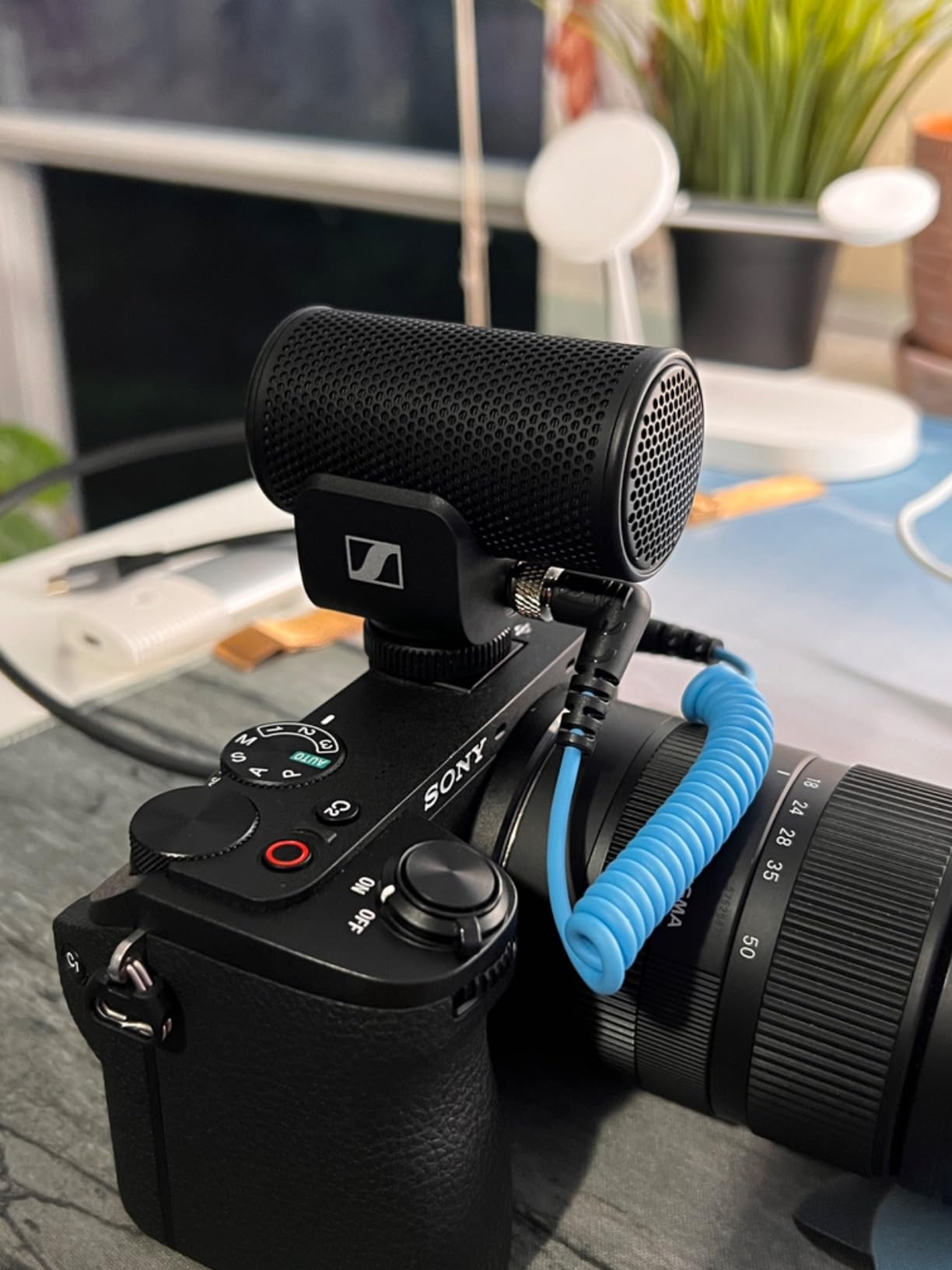 SENNHEISER Professional MKE 200 Directional On-Camera Microphone with 3.5mm TRS and TRRS Connectors for DSLR, Mirrorless & Mobile,Auxiliary customer photo 2