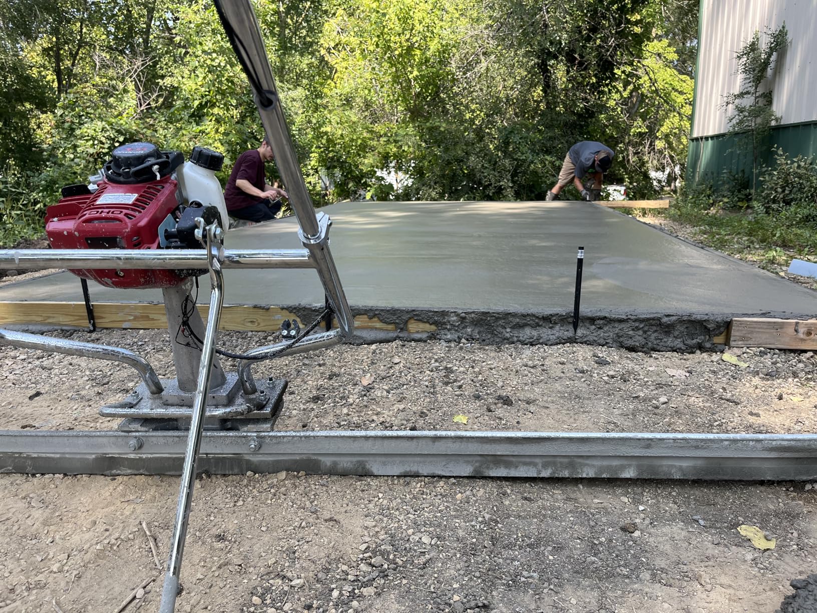 TOMAHAWK 1.6 HP Honda Gas Vibrating Concrete Power Screed Motor with 4ft Aluminum Magnesium Board Straight Edge Bar Set and 360 Degree Handles with GX35 Honda Engine customer photo 1