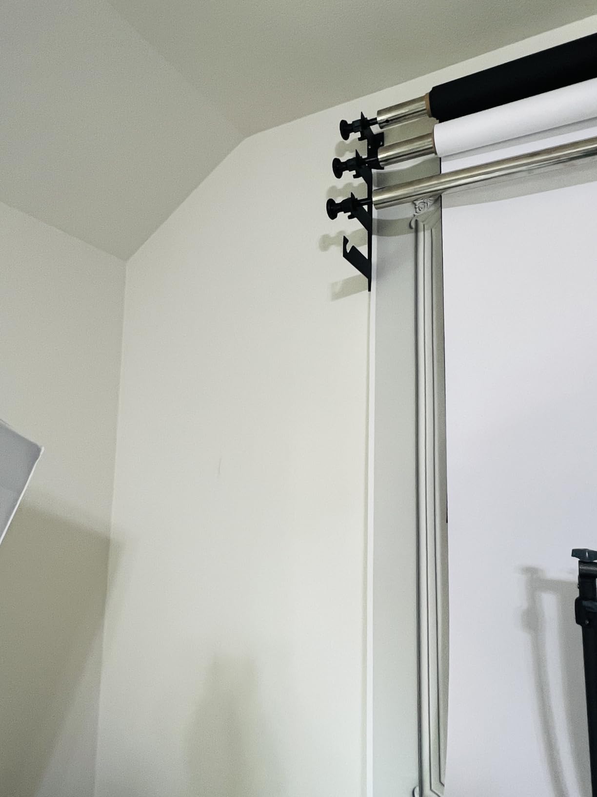 Photography Backdrop Wall Mount Roller System 4 Support Rollers, Manual Photo Background Ceiling Holder, Including 2 Four-fold Hooks, 8 Expand Bars, 4 Chains, for Home Studio Live Shooting customer photo 2