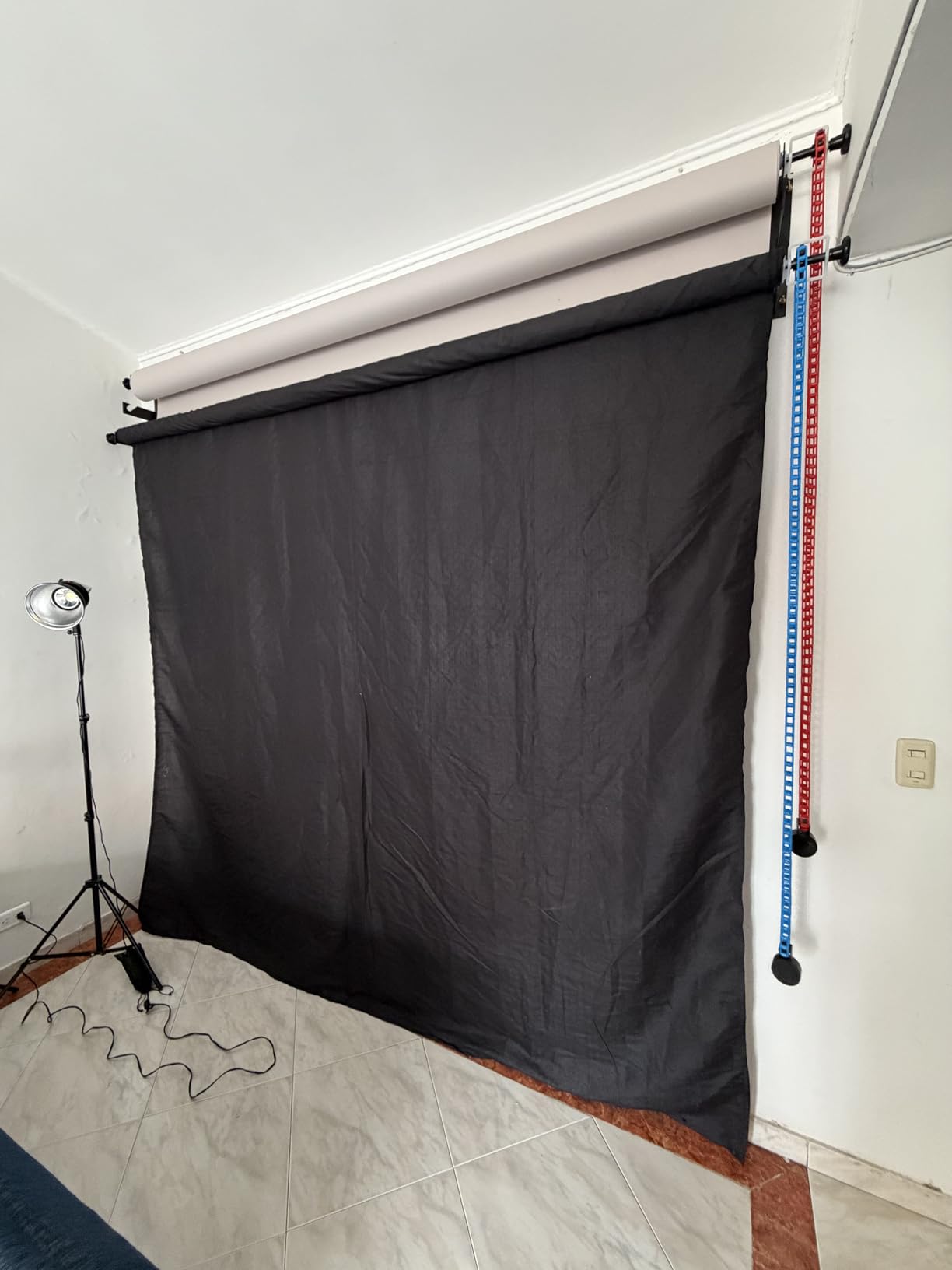 Photography Backdrop Wall Mount 3 Roller Support System, Manual Photo Background Ceiling Holder, Including 2 Tri-fold Hooks, 6 Expand Bars, 3 Chains, for Home Studio Live Stream Game Video customer photo 2