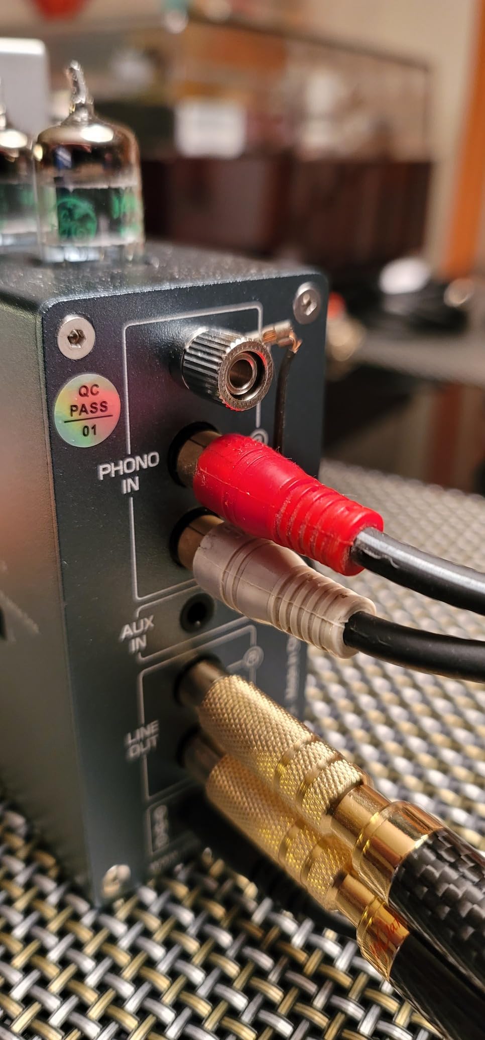 Douk Audio Tube Phono Preamp: HiFi MM/MC Turntable Preamplifier | Headphone Amp with AUX Input | VU Meter for Record Players, Vinyl Systems Audiophiles (T4 Plus) customer photo 2