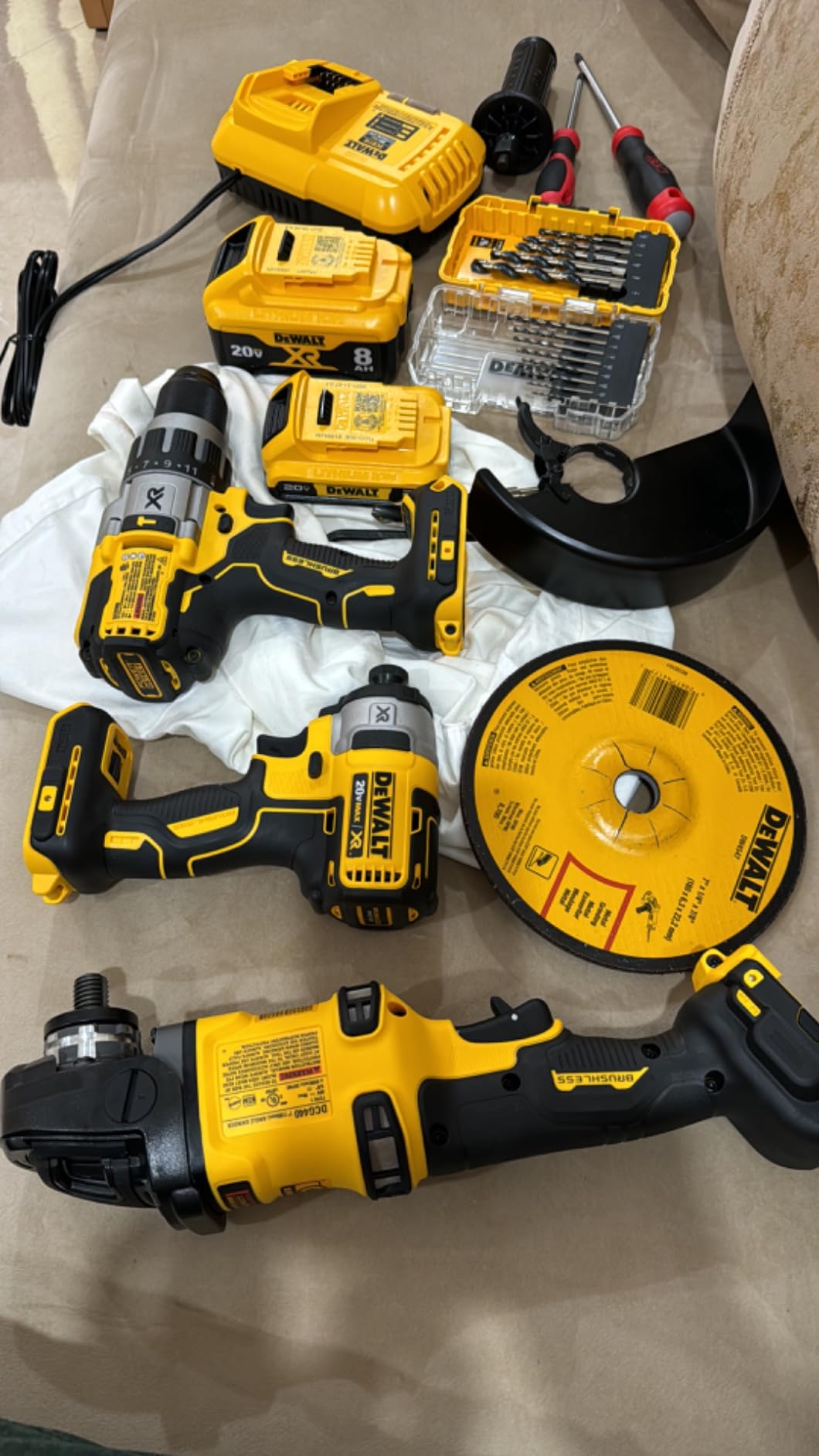 DEWALT 60V MAX* 7 in. Brushless Cordless Grinder with Kickback Brake (Tool Only) customer photo 2
