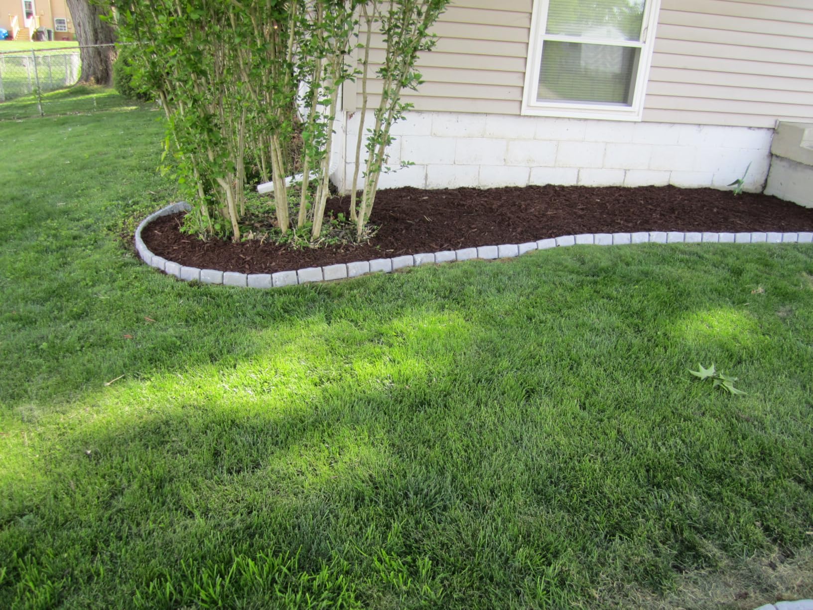 EasyFlex No-Dig Landscape Edging with Anchoring Spikes, 2.7 in Tall Decorative Stone-Look Garden Border, 15 Foot Kit, Slate Gray customer photo 2
