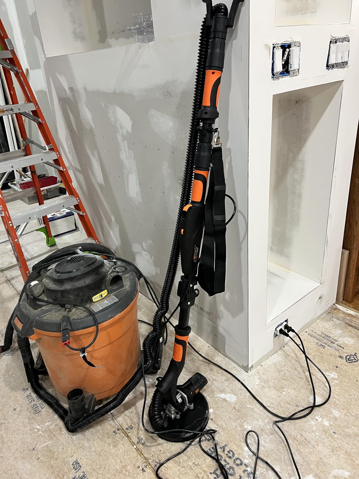 WEN DW5062 Variable Speed 5-Amp Drywall Sander with 15-Foot Dust Hose, Black customer photo 2