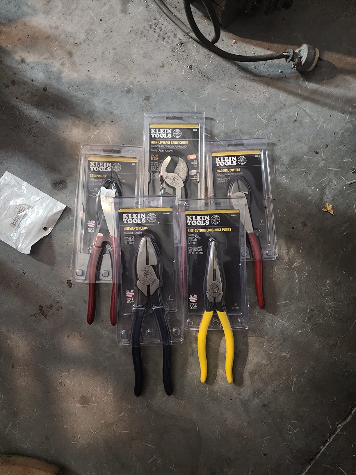 Klein Tools 80087 Dipped Plier Kit, Made in USA, Diagonal-Cutting, Needle-Nose, Side-Cutting High Leverage Linesman Pliers, Cutter and Crimper, 5-Piece customer photo 1