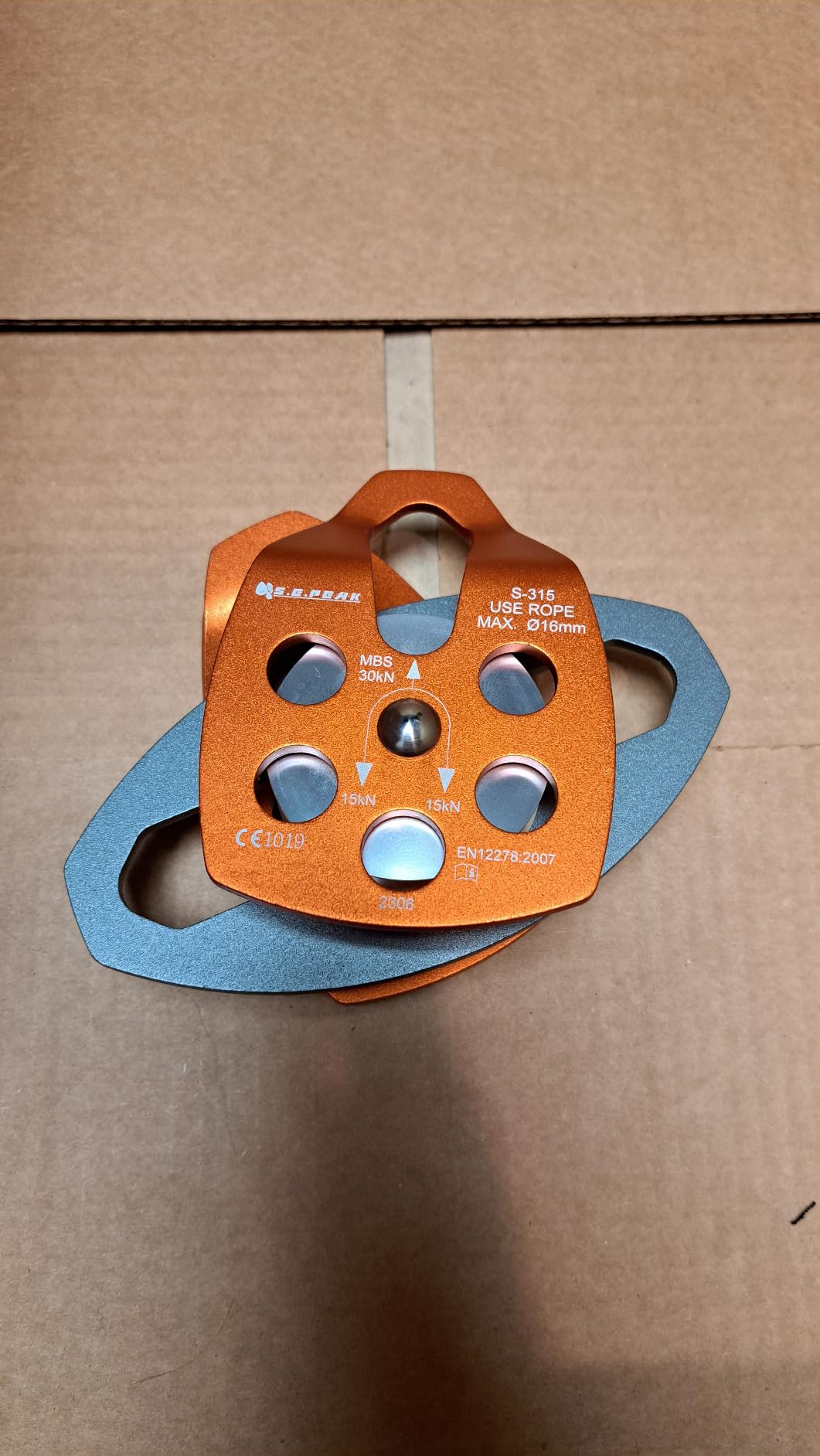 SEPEAK CE 30kN Large Rescue Climbing Pulley Double Sheave with Swing Plate, Portable Outdoor Safety Pulley for Backyard Zipline, Climbing & Rock Lifting, Fits Rope up to 16 mm/Holds Up to 6750lbs, Blue customer photo 2