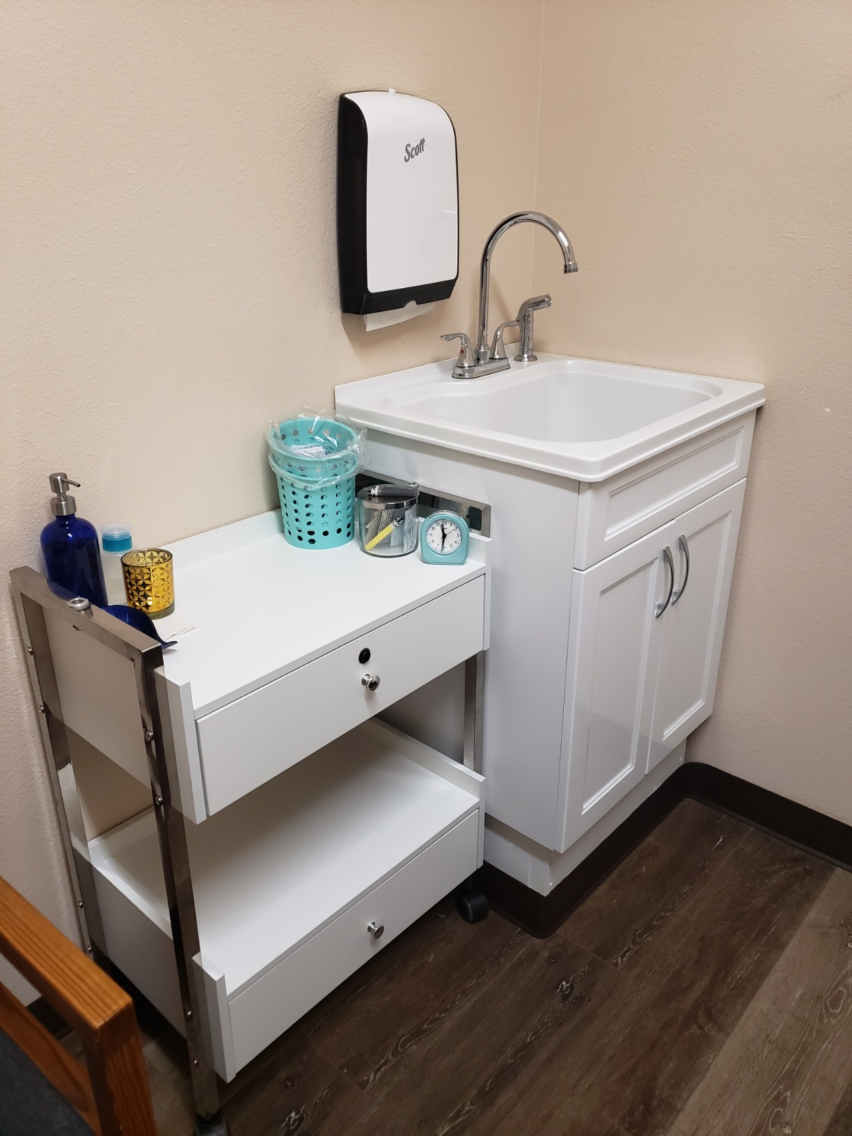 Supreme Medical Dental Mobile Utility Cabinet with Steel Frame and Two Drawer With One lockable Drawer cart customer photo 2
