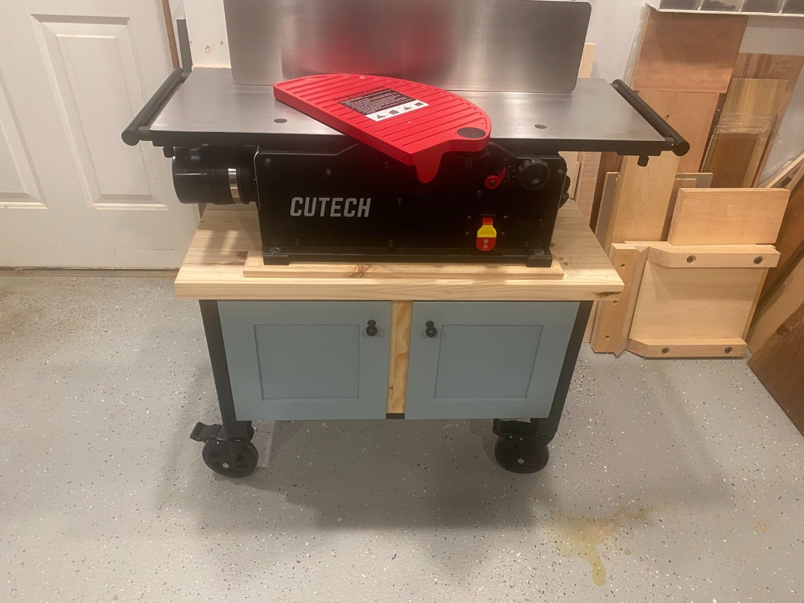 Cutech 40180HI 8-Inch Spiral Cutterhead Benchtop Jointer with Cast Iron Tables, 16 TC Inserts, Extra Long 24