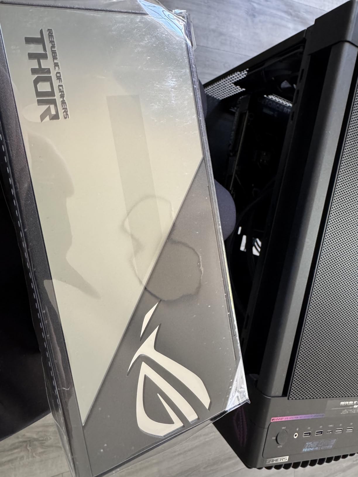ASUS ROG Thor 1600W Titanium (1600 Watt, Fully Modular Power Supply, 80+ Titanium, Lambda A++ Certified, GaN MOSFETs, Digital Power Control, ROG Heatsinks, 135mm PWM Fan, 0dB Mode, OLED Panel) customer photo 2