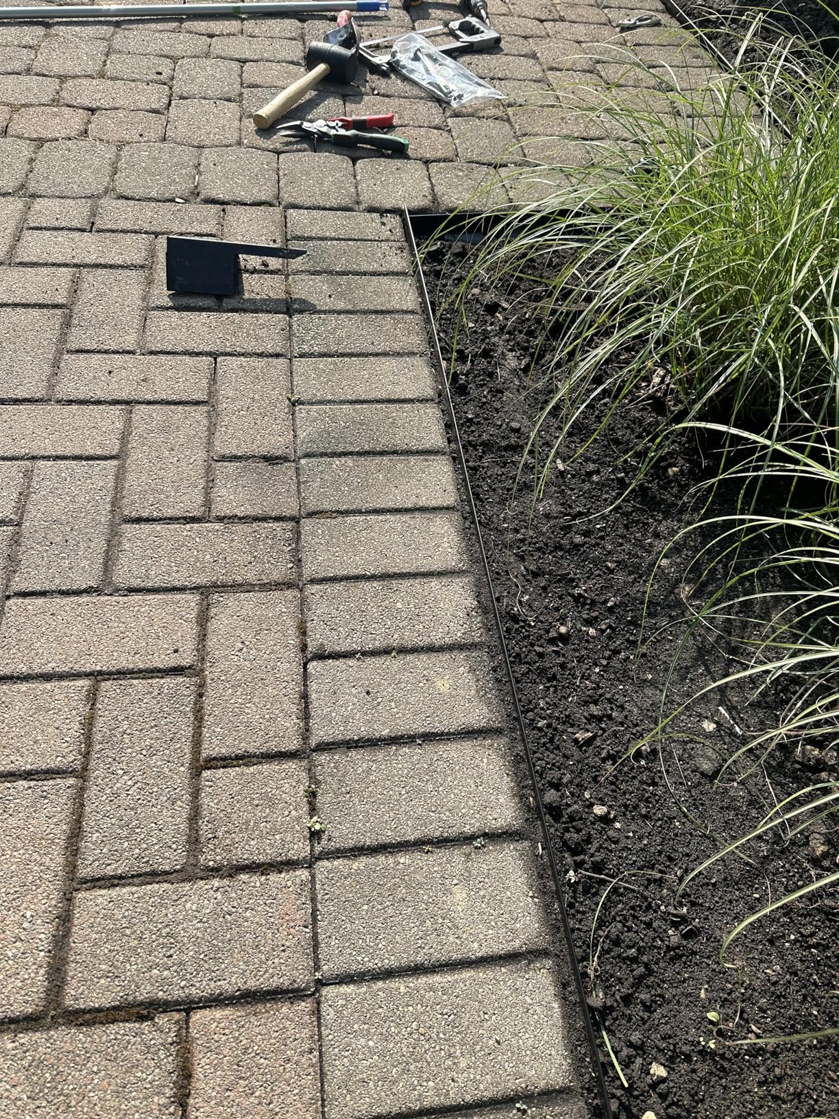 EasyFlex Aluminum No-Dig Landscape Edging for Landscape or Paver Projects, 10 Metal Edging Pieces with Spikes, 50 Feet, Black customer photo 2