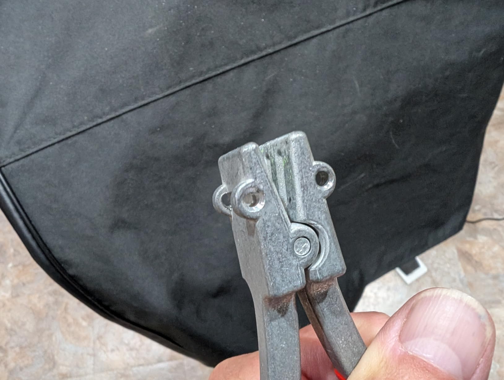 Stringing Starting Clamp 3-Spring for Tennis & Badminton Racket, Zinc Alloy Racquet Line Clamp with Thread Protection,Holding The Racquet Line for Threading Work,Essential Tool for Stringers customer photo 1