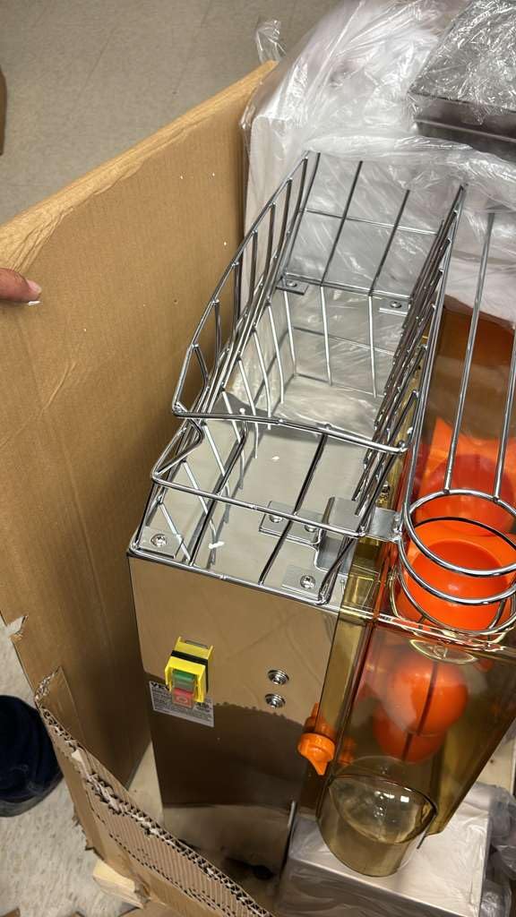 VEVOR Commercial Orange Juicer Machine, 120W Automatic Juice Extractor, Stainless Steel Orange Squeezer for 20 Oranges Per Minute, with Pull-Out Filter Box, PC Cover, 2 Peel Collecting Buckets customer photo 1