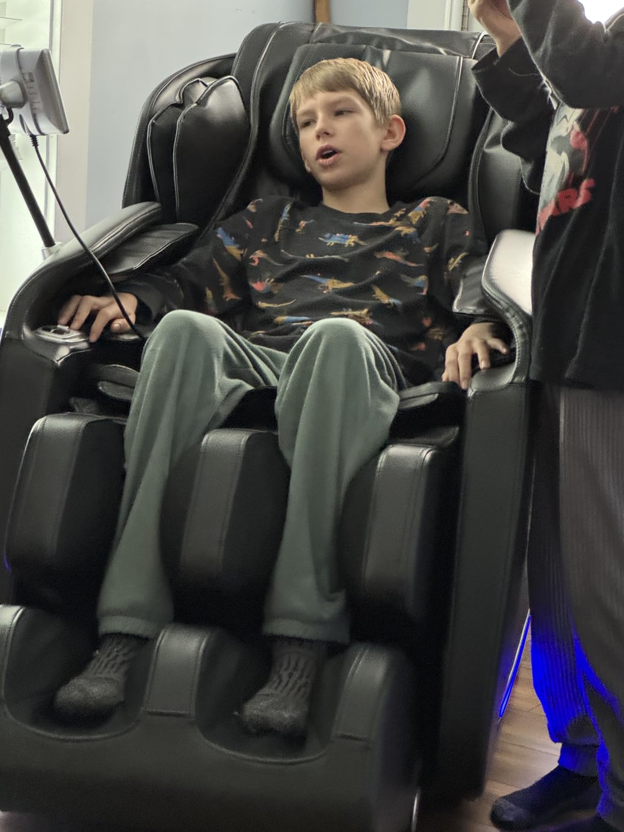 Real Relax Massage Chair Full Body with Unique Phone Controller, Zero Gravity 3D SL-Track Recliner with APP Control, Child Lock,Pause Button, Favor-06, Black customer photo 2