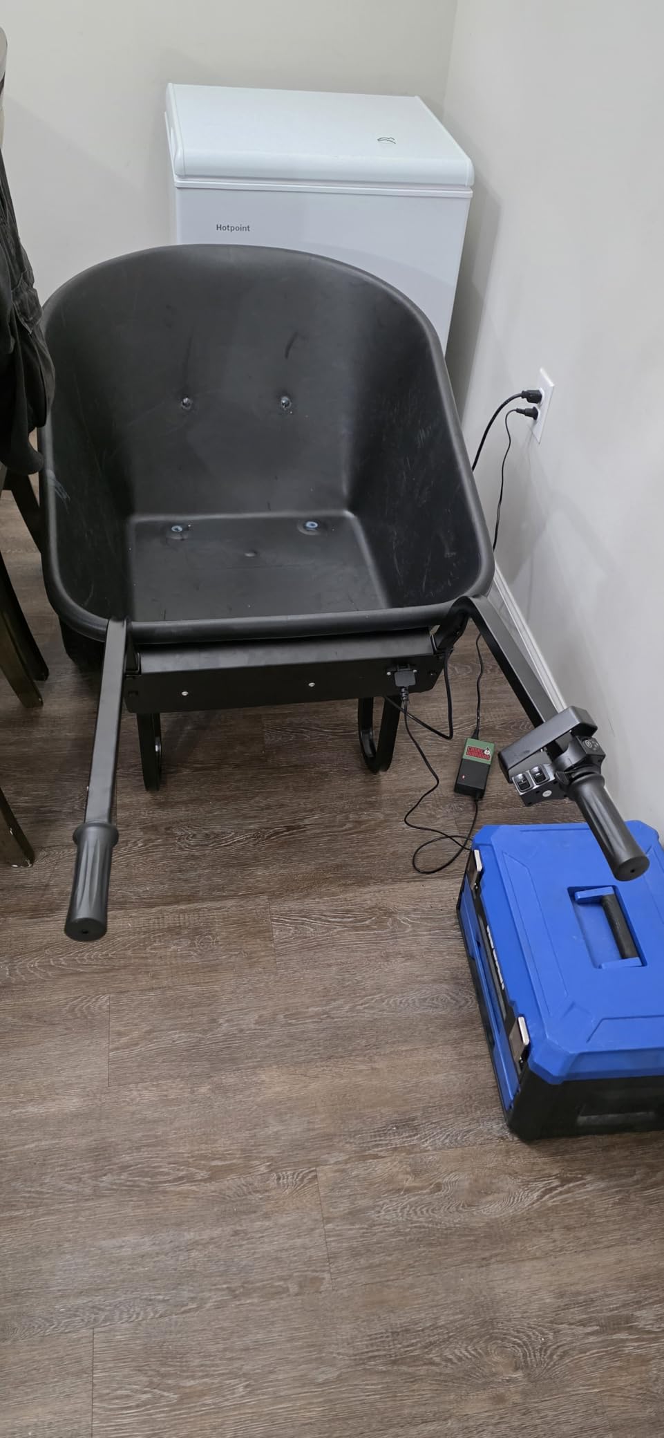 Electric Powered Wheelbarrow 350 LBS Capacity and 6 Cu FT Poly Tray 8 Hour Battery Life customer photo 1