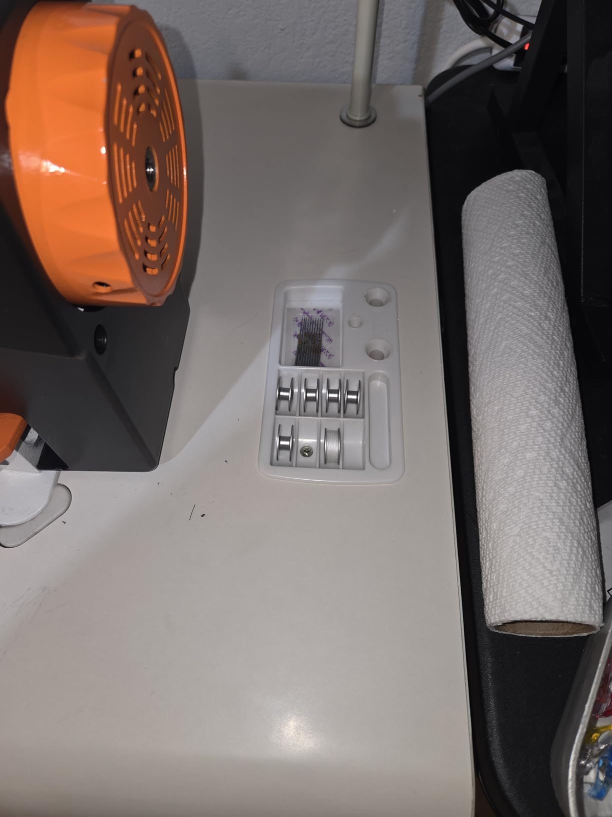 VEVOR Industrial Sewing Machine, 550W Servo Motor and Table Stand, 5000s.p.m Heavy-duty Lockstitch Sewing Machine, Clear Control Panel and Electro-mechanization Intelligent Start-stop for Easy Use customer photo 1