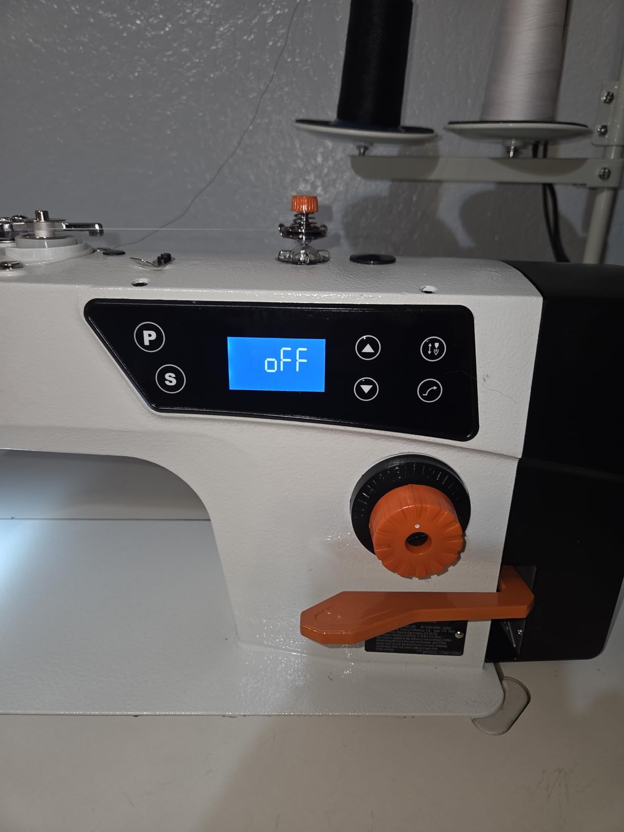 VEVOR Industrial Sewing Machine, 550W Servo Motor and Table Stand, 5000s.p.m Heavy-duty Lockstitch Sewing Machine, Clear Control Panel and Electro-mechanization Intelligent Start-stop for Easy Use customer photo 2