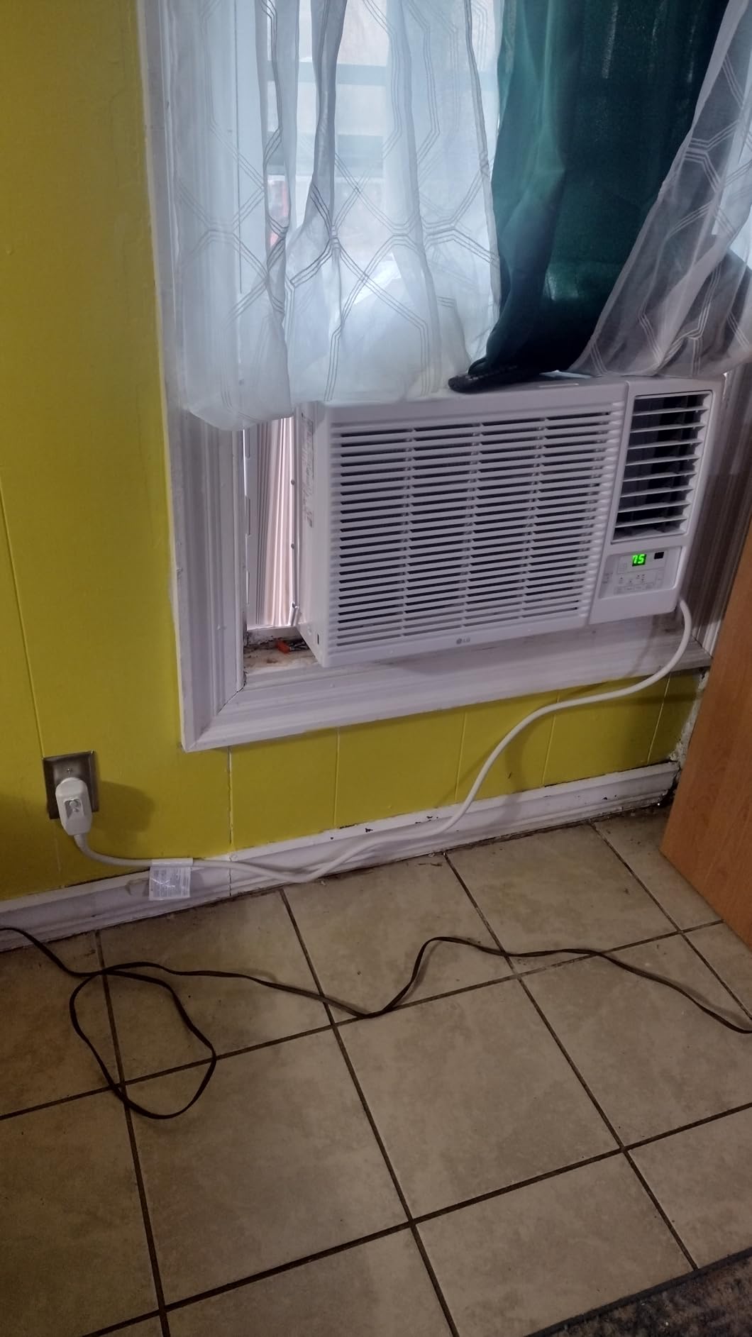 LG 12,200 BTU Window Air Conditioner with Supplemental Heat, 230/208V, Cools 570 Sq.Ft. (19' x 30' Room Size), Electronic Controls with Remote, 2 Cooling, Heating & Fan Speeds, Slide In-Out Chassis customer photo 1