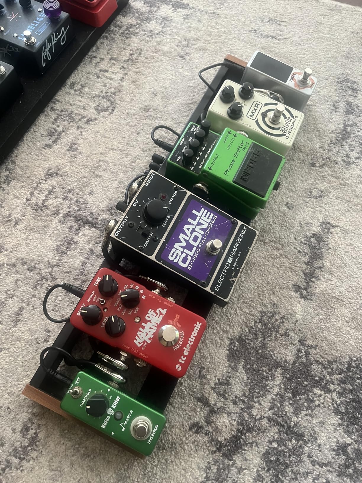 Donner Guitar Pedal Board with Built-in Power Supply, Aluminium Alloy Small Pedalboard, DB-P100, 2.1Lb, 19.7 * 5.0 * 1.8
