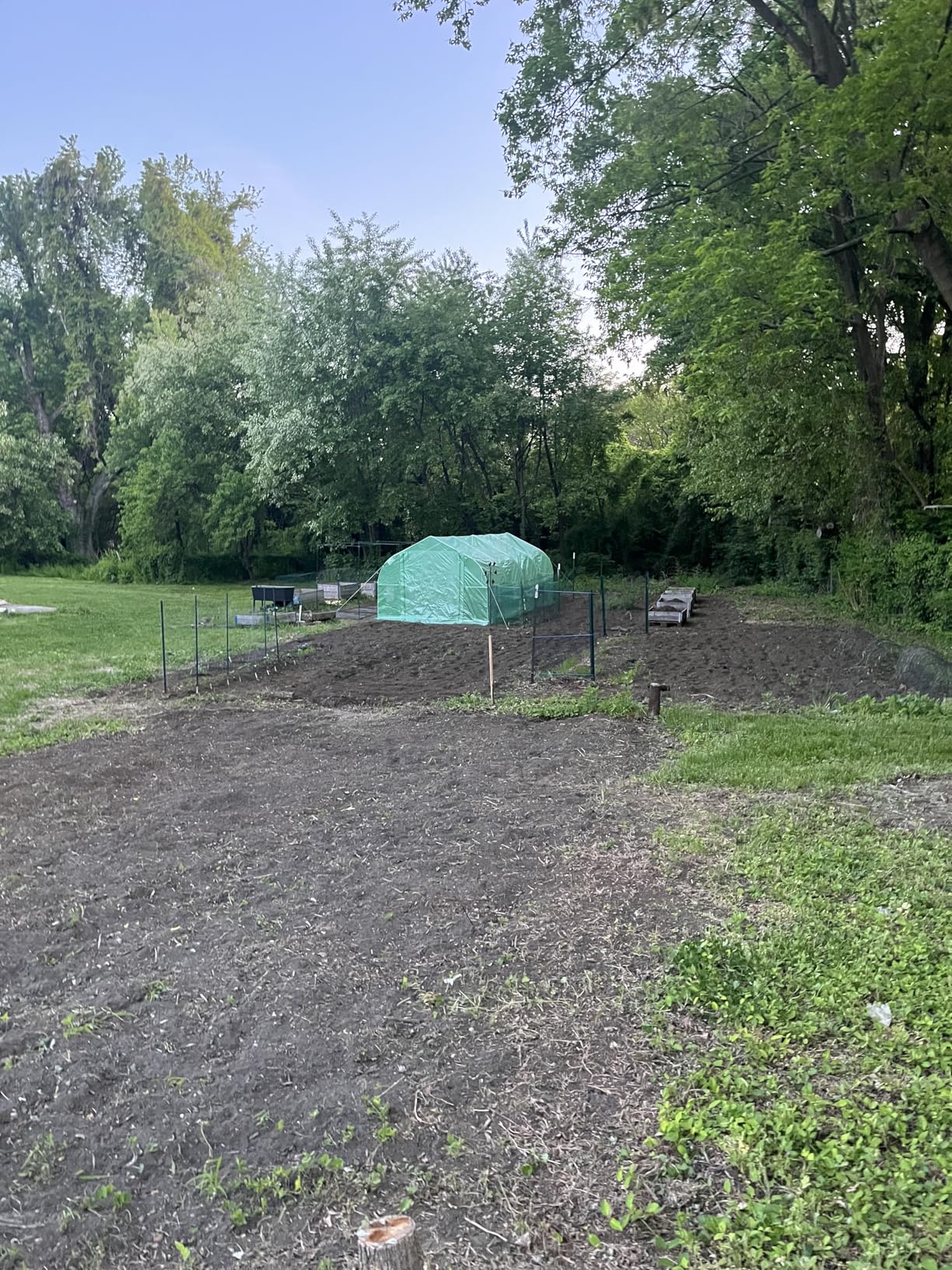 Outsunny 20' x 10' x 7' Walk-in Greenhouse, Tunnel Green House with Galvanized Steel Frame, Hoop House Kit with Zippered Door and 6 Windows, White customer photo 1
