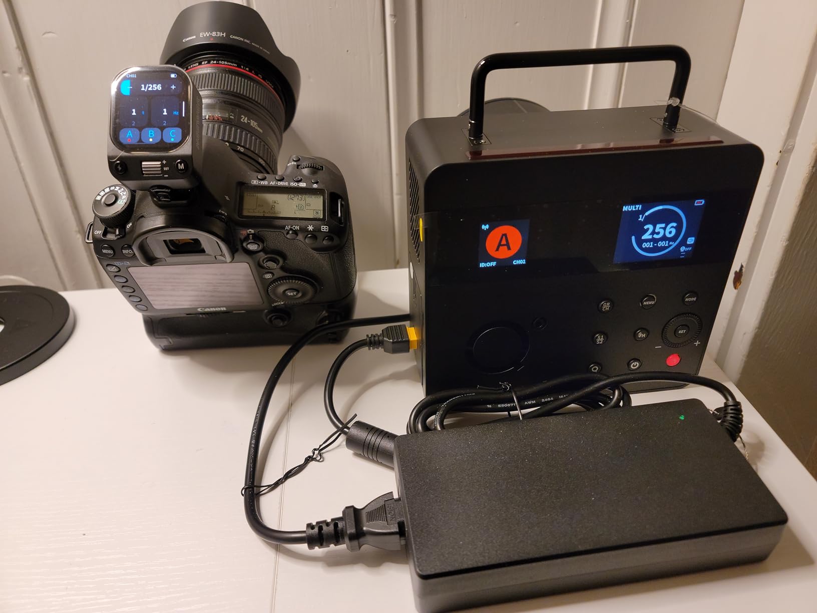 NEEWER Q6 600Ws 2.4G TTL Outdoor Studio Flash App Control, Compatible with Godox, 1/1-1/512, 1/8000 HSS 3000mAh Strobe Light, 30W Bi Color LED Modeling Lamp/400 Full Power Flash/0.01-0.9s Recycle customer photo 1