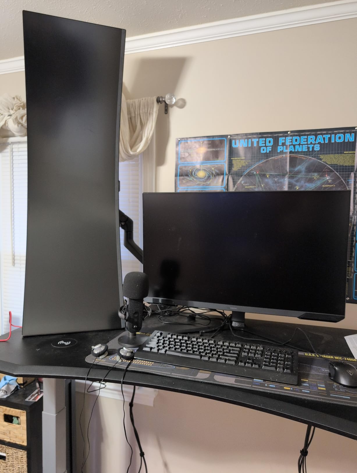 monTEK Heavy-Duty Monitor Arm for 17-57