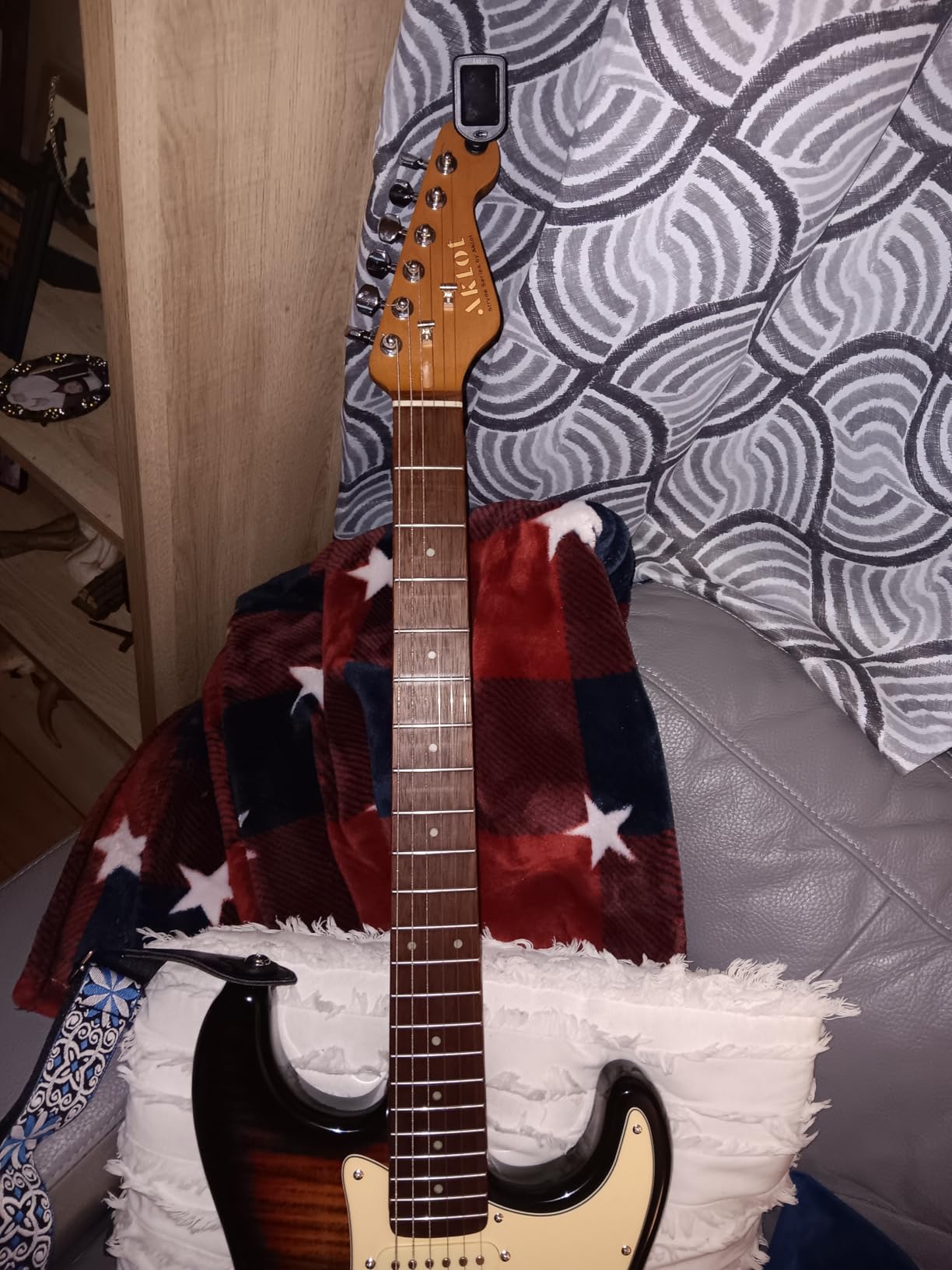 AKLOT Beginner Electric Guitar Kit: 10W Amp, Coil-Split HSS Pickups, Lesson Book, Roasted Maple Neck, Gig Bag, Tuner, Strap, Picks, Stryde Inferno Burst customer photo 1