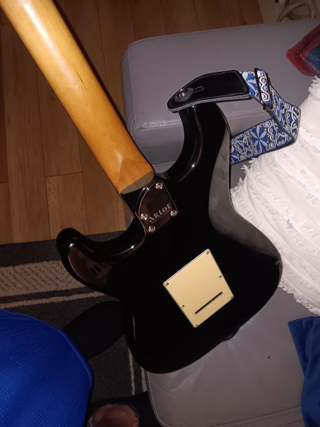 AKLOT Beginner Electric Guitar Kit: 10W Amp, Coil-Split HSS Pickups, Lesson Book, Roasted Maple Neck, Gig Bag, Tuner, Strap, Picks, Stryde Inferno Burst customer photo 2