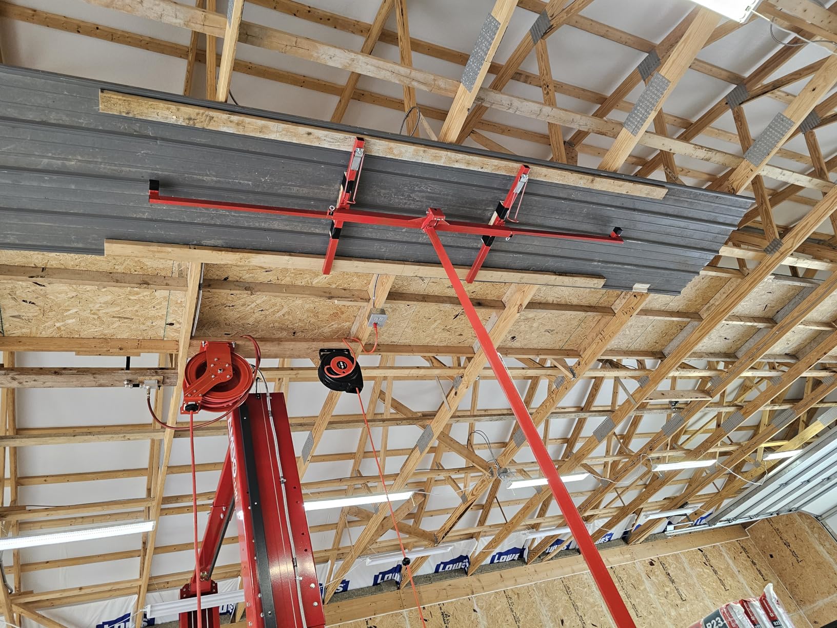 VEVOR 11ft Drywall Lift, Heavy-Duty 150 lbs Sheetrock Hoist with Adjustable Telescoping Arm, Lockable Wheels, Drywall Lifter Panel Jack Hoist Tools Ideal for Ceiling & Wall Installation (Red) customer photo 1