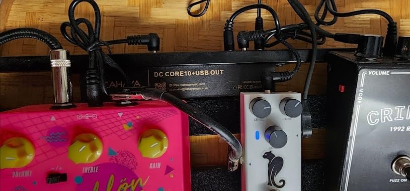 CAHAYA Guitar Pedal Board Portable - Pedal Board Built-in Power Supply Lightweight Aluminum Alloy Guitar Effect Pedalboard with DC Cables USB Output Carry Bag and Power Adapter 19