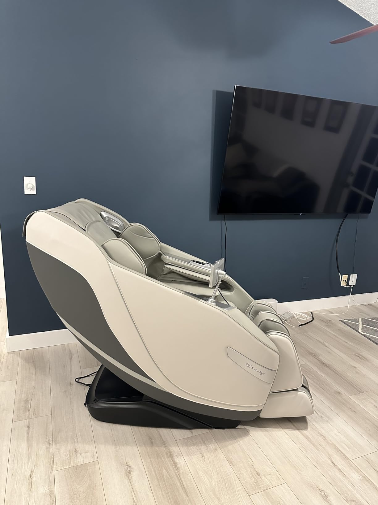 Massage Chair Full Body Zero Gravity, 3D SL-Track Shiatsu Massage with Unique Rocking Sleep Mode, Upgraded Calf & Knee Massage (+11cm) for Tall People, Wireless Charging &Touch Screen,Black customer photo 1