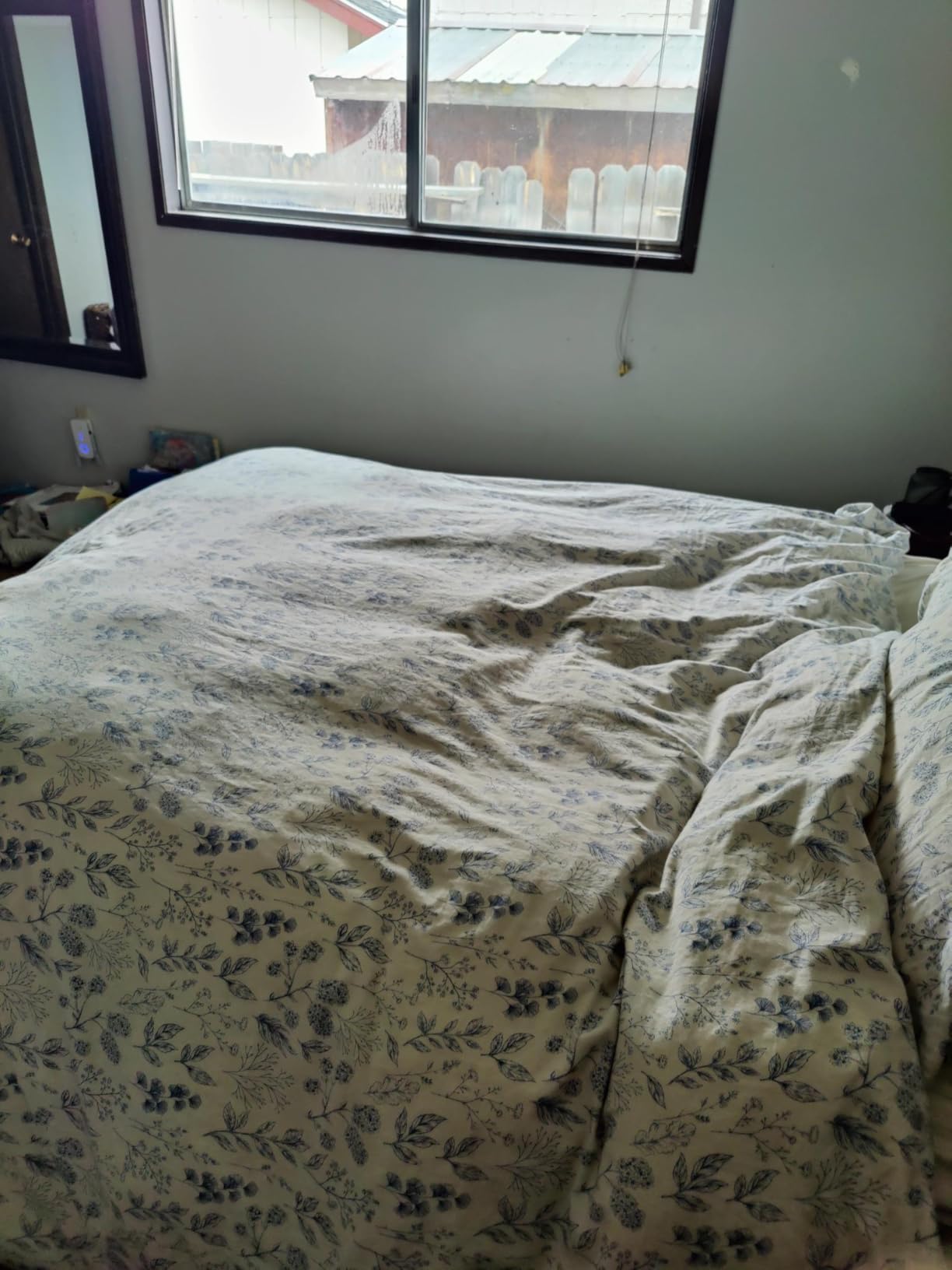 Beckham Hotel Collection Feather Down Comforter - All Season Duvet Insert with Baffle Box Construction, 400 Thread Count Cotton Blend, Responsibly Sourced Down, King/Cal King customer photo 2