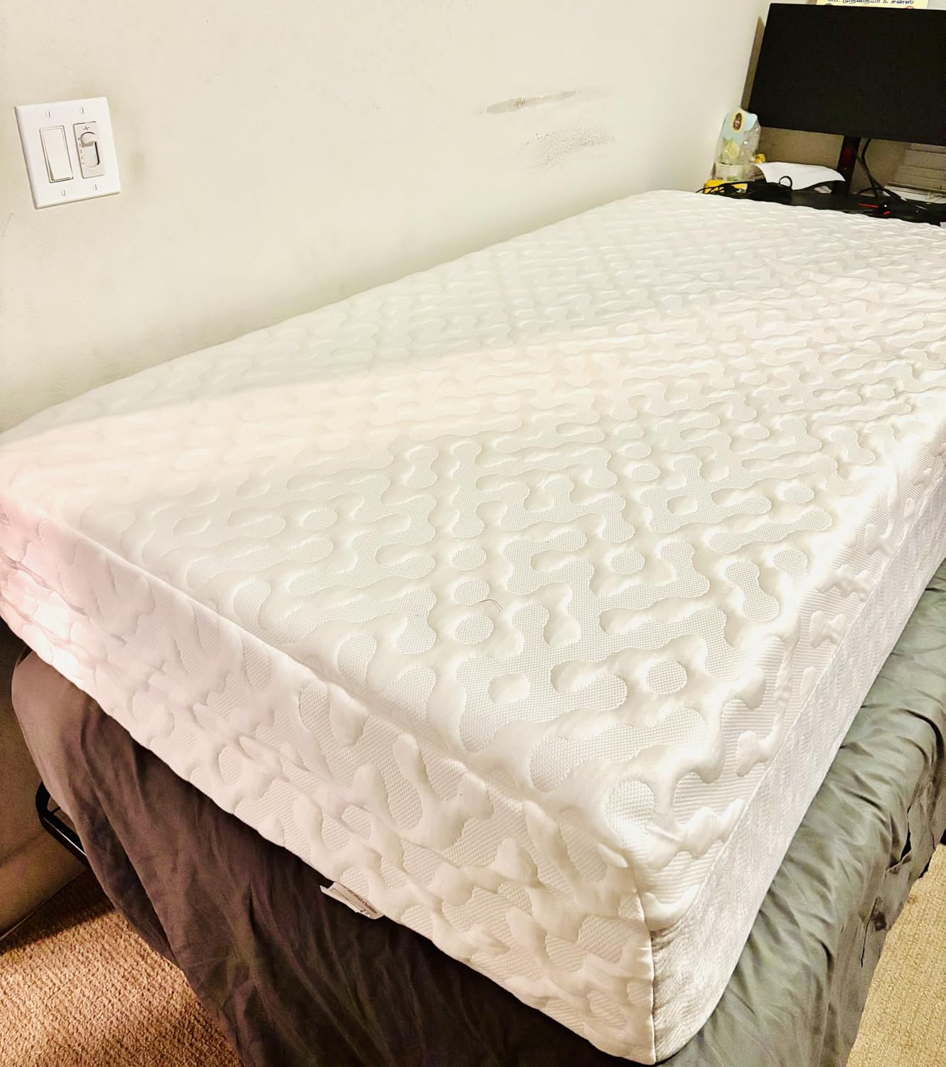 Yaak 12 Inch Queen Size Mattress, Queen Memory Foam Mattress in a Box, Graphene Cooling Cover for Hot Sleepers, Pressure Relief with Comfort Foam, Certipur-Us Certified, USA-Made Foam, Medium Firm customer photo 1