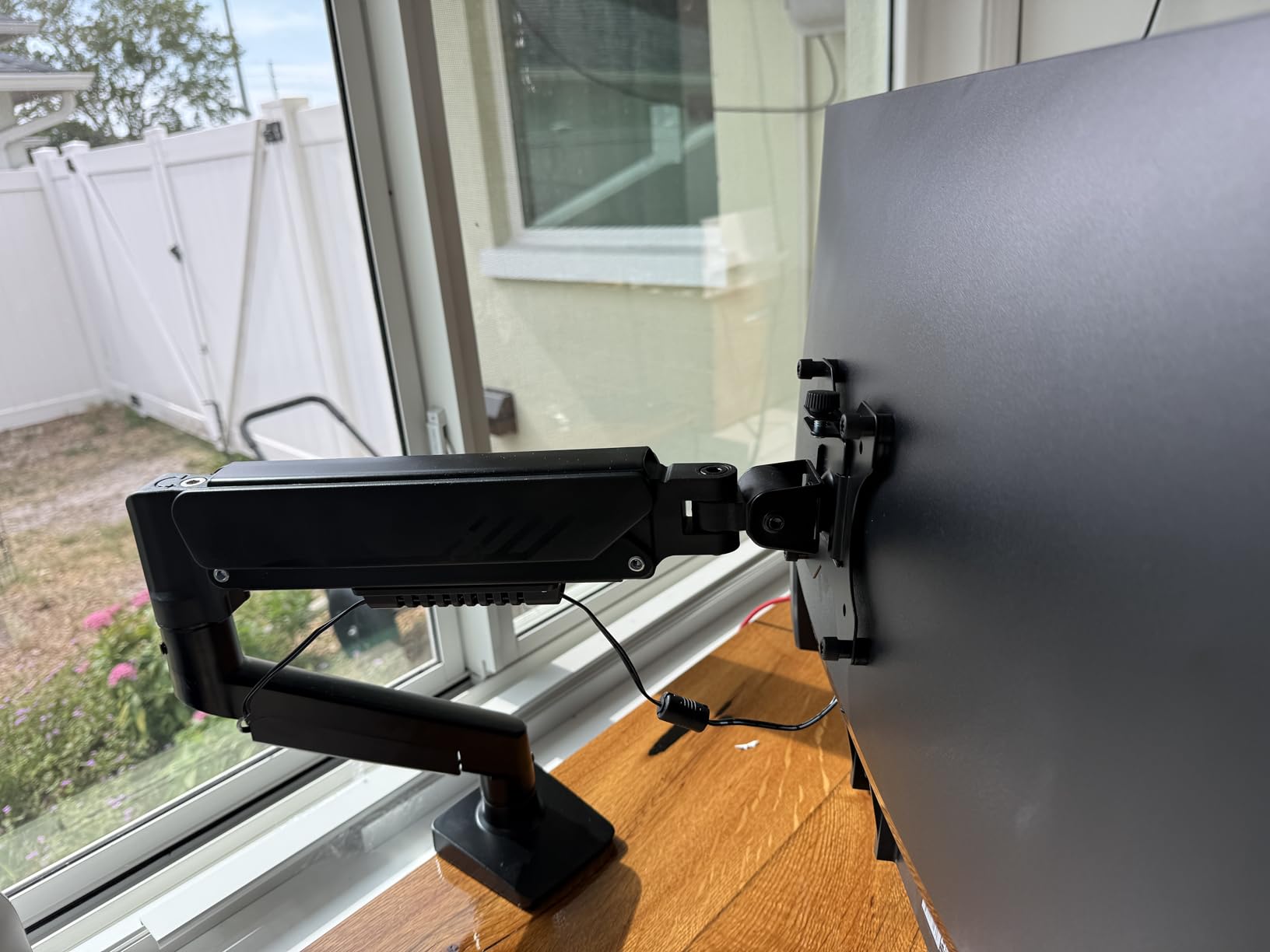ErGear Triple Monitor Mount, Fully Adjustable Gaming 3 Monitor Desk Mount for 17 to 32 inch Computer Screens, Swivel, Tilt, Rotation, C-Clamp & Grommet Base customer photo 2